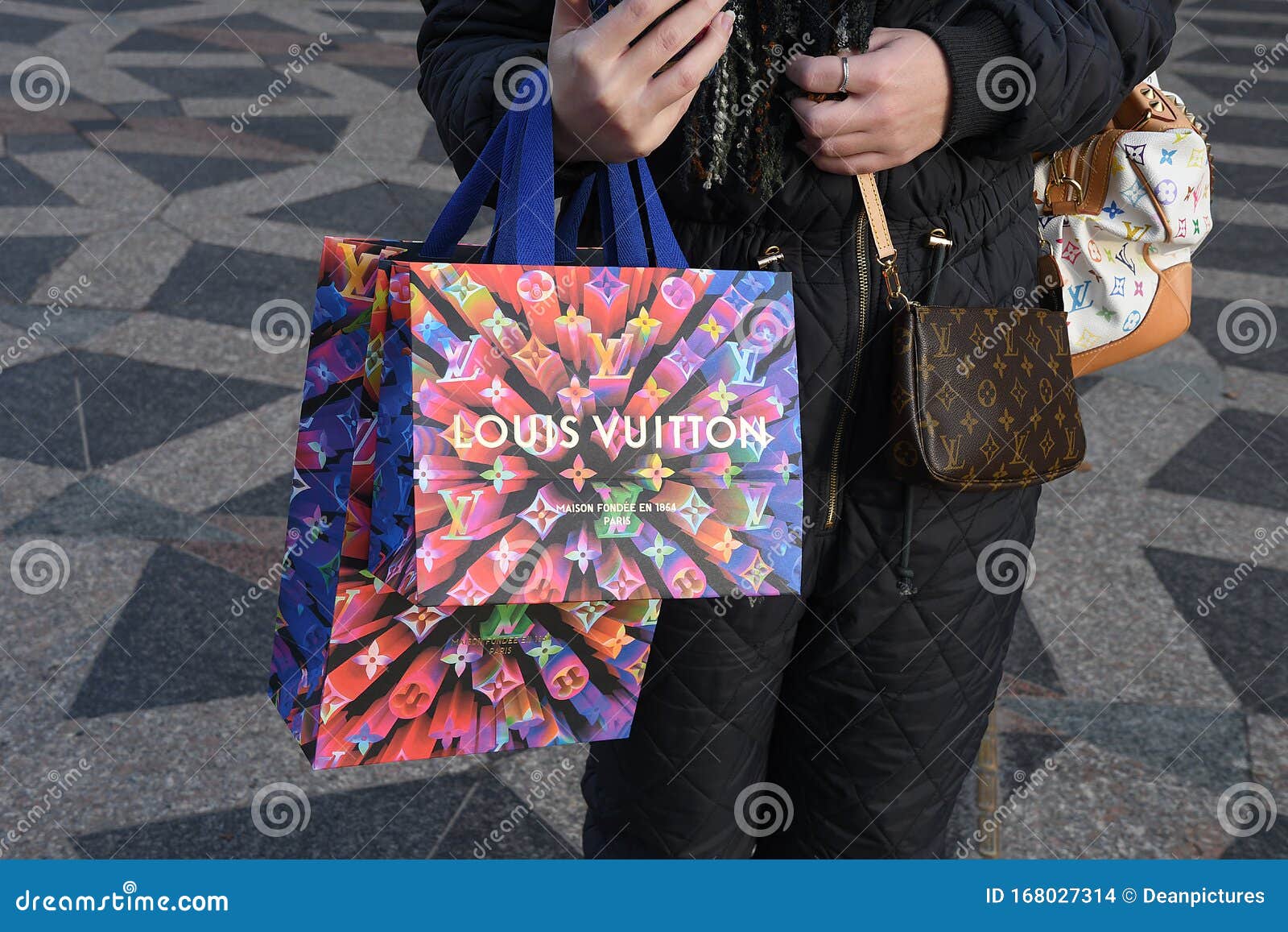 YEAR SHOPPERS and CONSUMERS at LOUIS VUITTON Editorial Stock Image - Image of amage, finance: 168027314