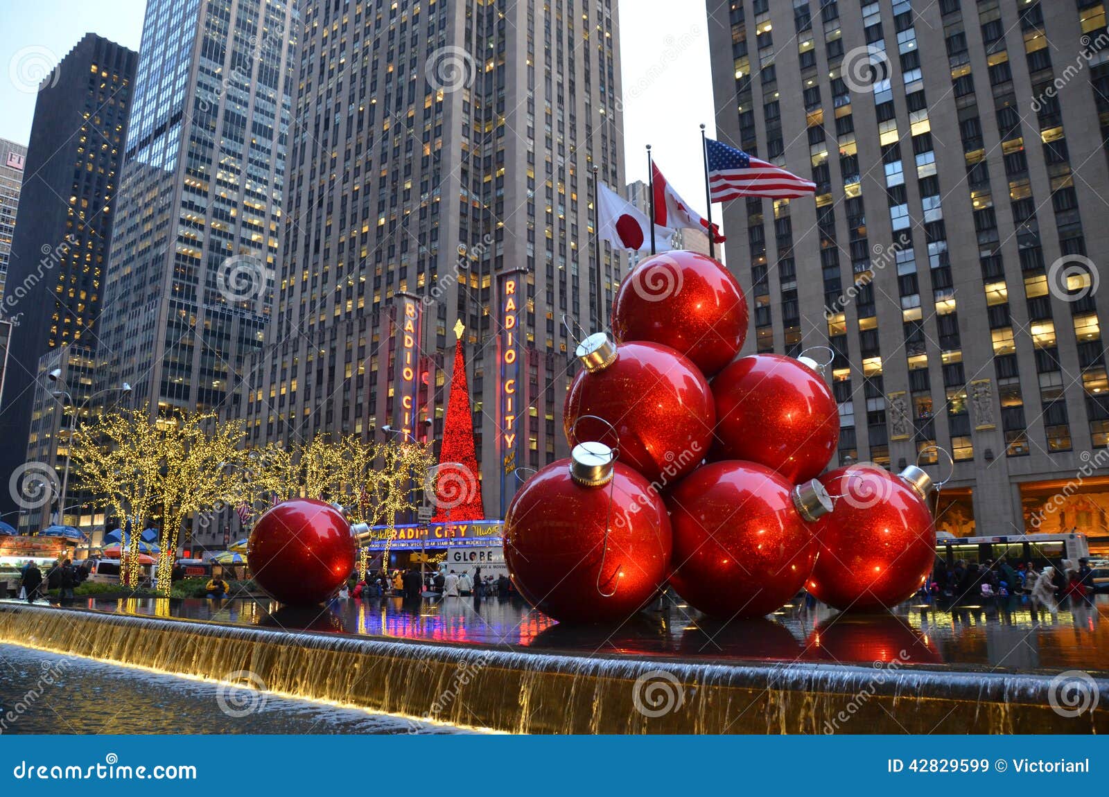 NEW YORK CIGiant Christmas Ornaments In Midtown Manhattan 