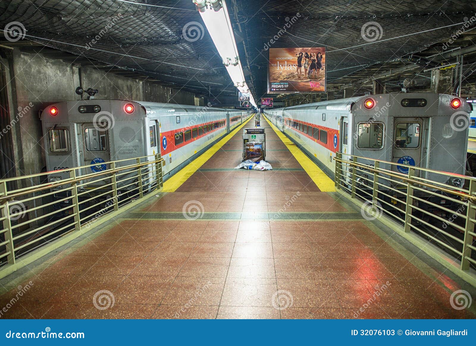 New York City Jun 10 Grand Central Station Tracks On June 10 2013 In Nyc This 100 Year Old Terminal Is The Largest Train Sta Editorial Stock Photo Image Of Track Lighting 32076103