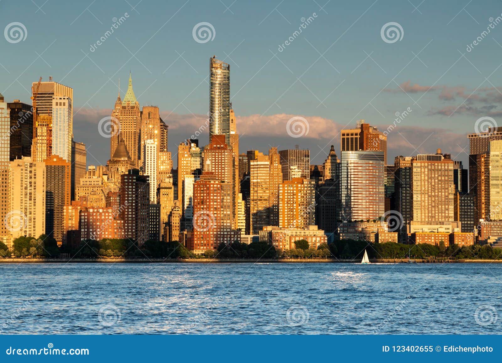 New York City/los E.E.U.U. - 18 De Julio De 2018: Fachada Y Aparmetn De