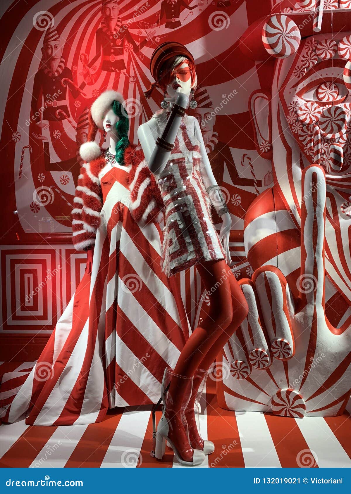 Holiday Window Display at Bergdorf Goodman, NYC. Editorial Photo - Image of  background, pedestrians: 132019021