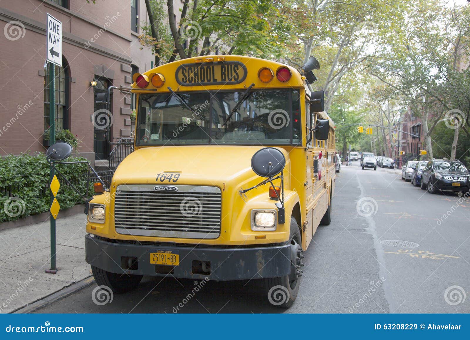 Transporte Educacional Das Crianças Do ônibus Escolar Que Senta-se No  Estacionamento Na Noite Na Rua De New York City Imagem de Stock - Imagem de  sinal, ninguém: 71387835