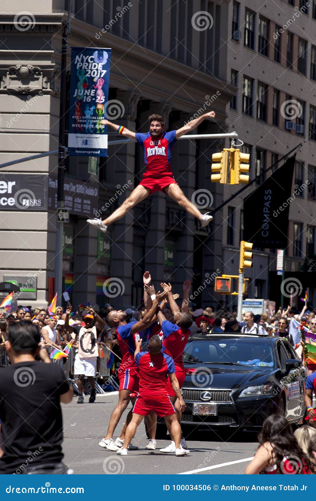 New York City Pride Parade Equipo Adulto De La Alegría Foto editorial