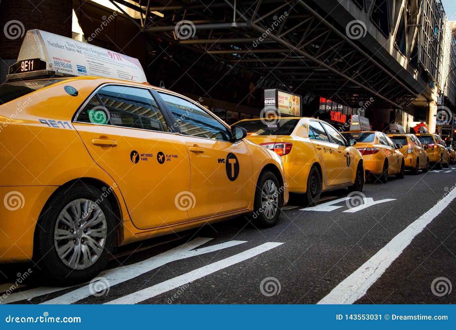 New York City Scape De Los Casquillos Del Taxi En Fila Foto editorial -  Imagen de éstos, casquillos: 143553031