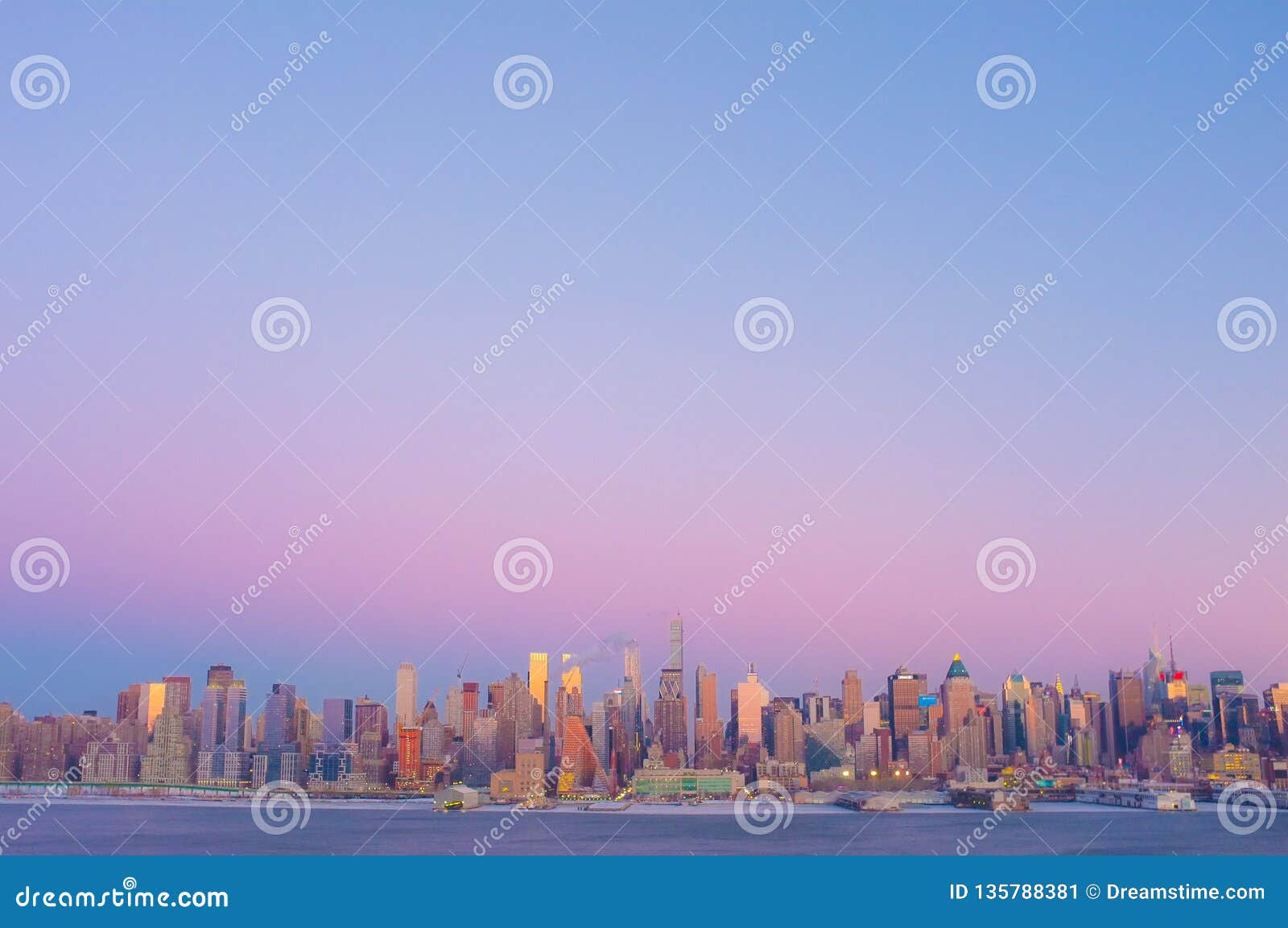 new york city skyline al atardecer.