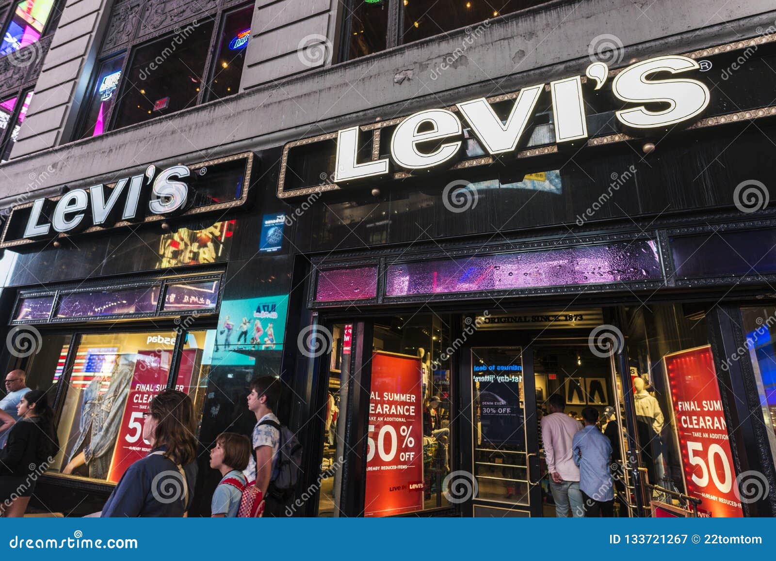 LeviÂ´s Store in New York City, USA Editorial Photography - Image of  family, gate: 133721267