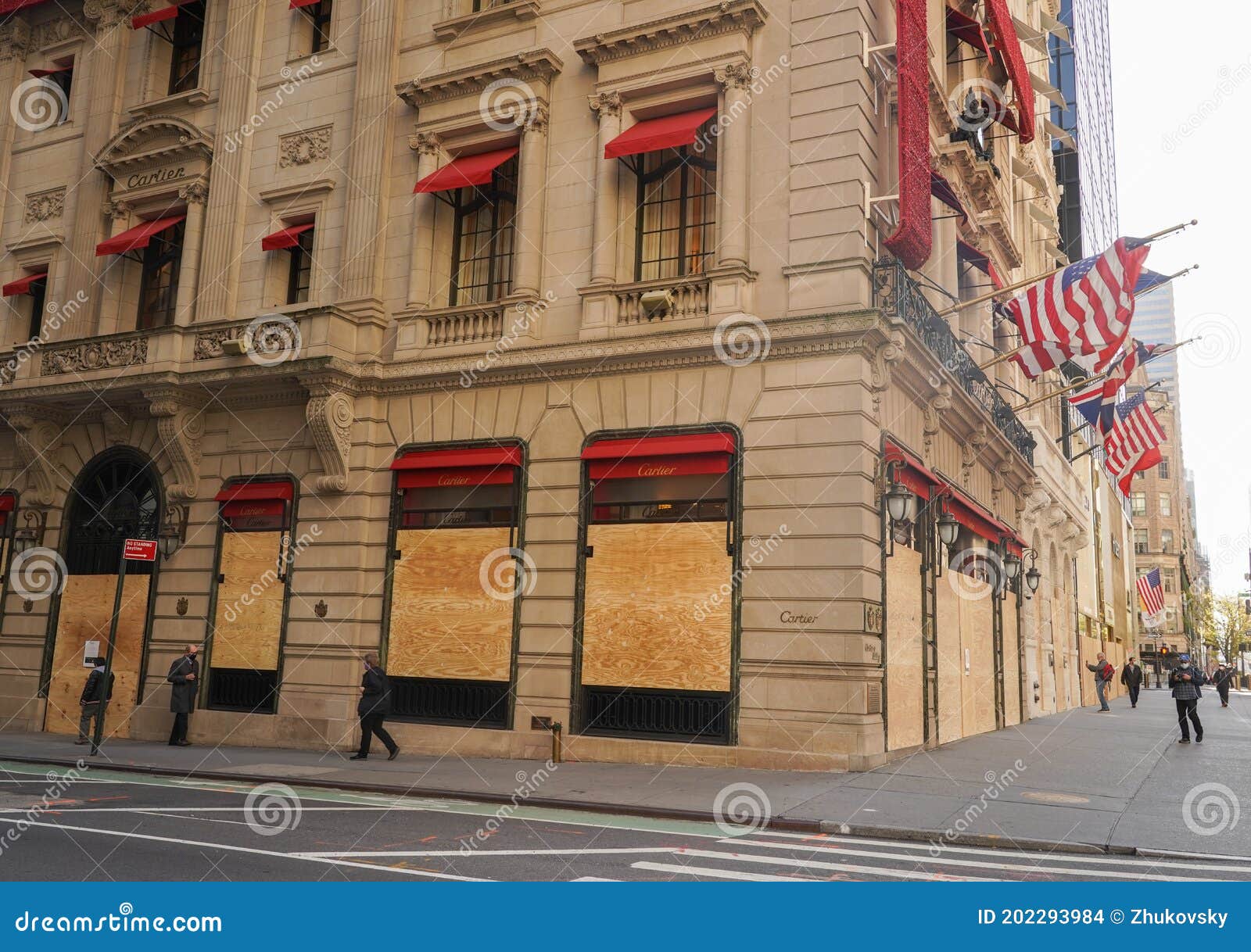 Cartier Luxury Retailer Store At 5th 