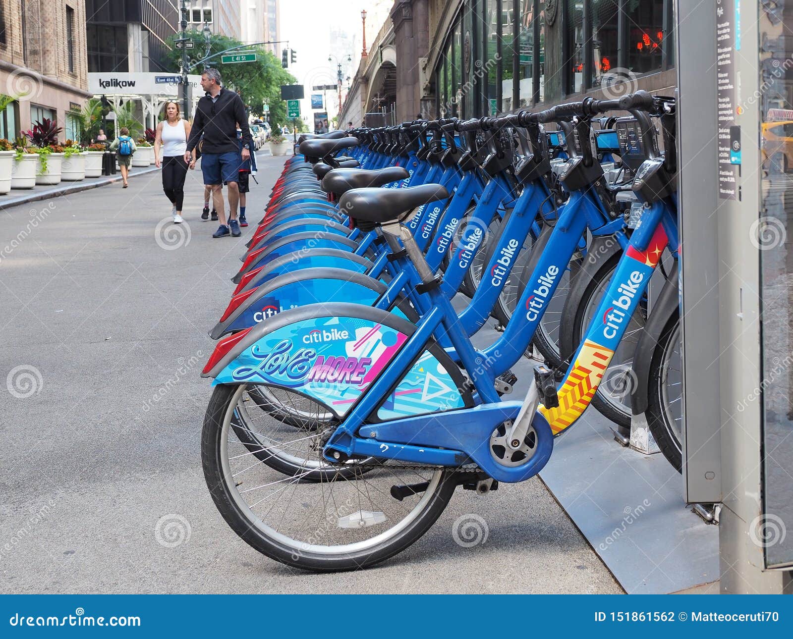 New York, NY, USA Das Fahrrad, das entlang den Straßen in Manhattan teilt Junge Erwachsene