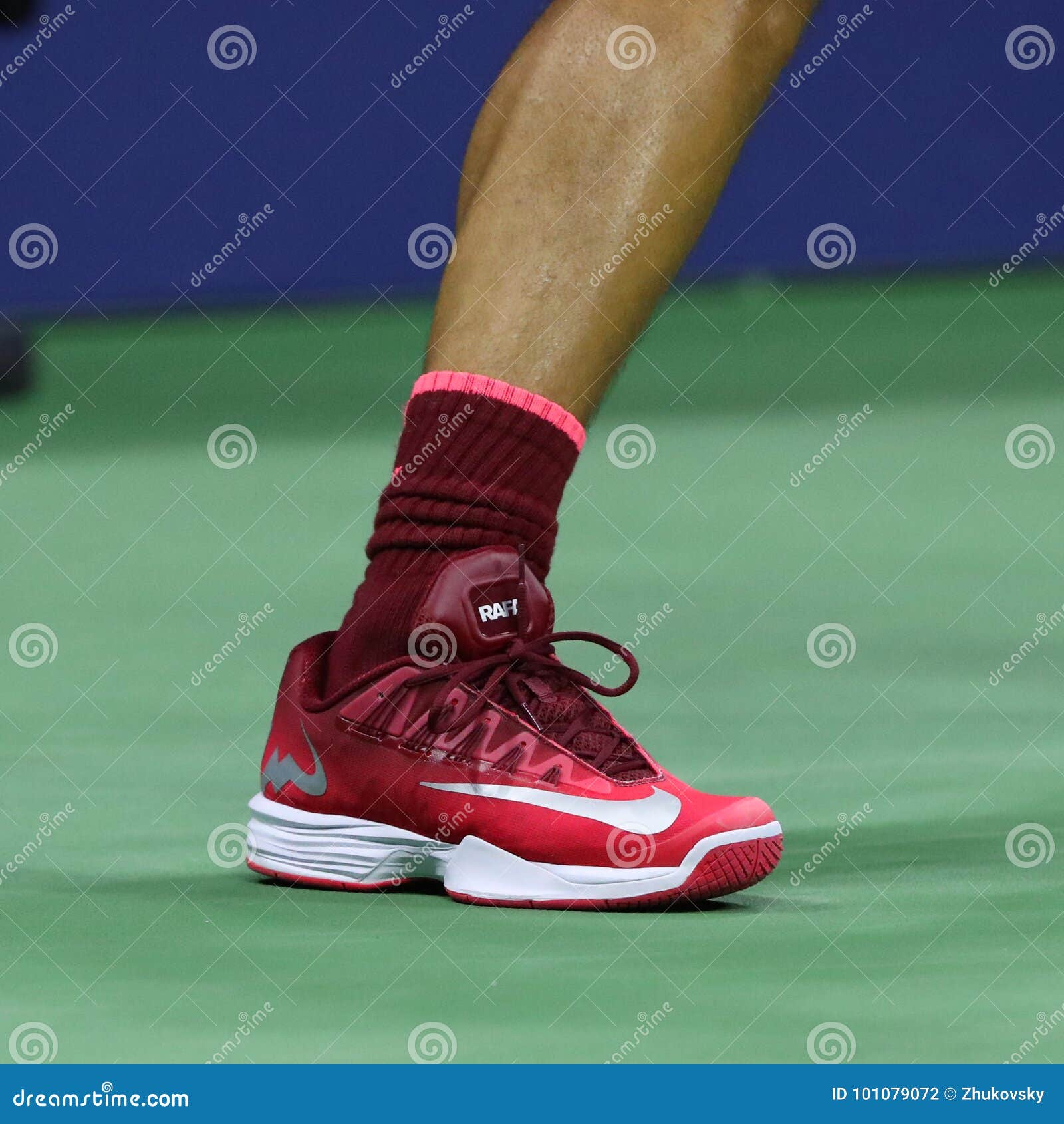 Estados Unidos rueda Por ahí Grand Slam Champion Rafael Nadal of Spain Wears Custom Nike Tennis Shoes  during US Open 2017 Match Editorial Photography - Image of jean, rafael:  101079072
