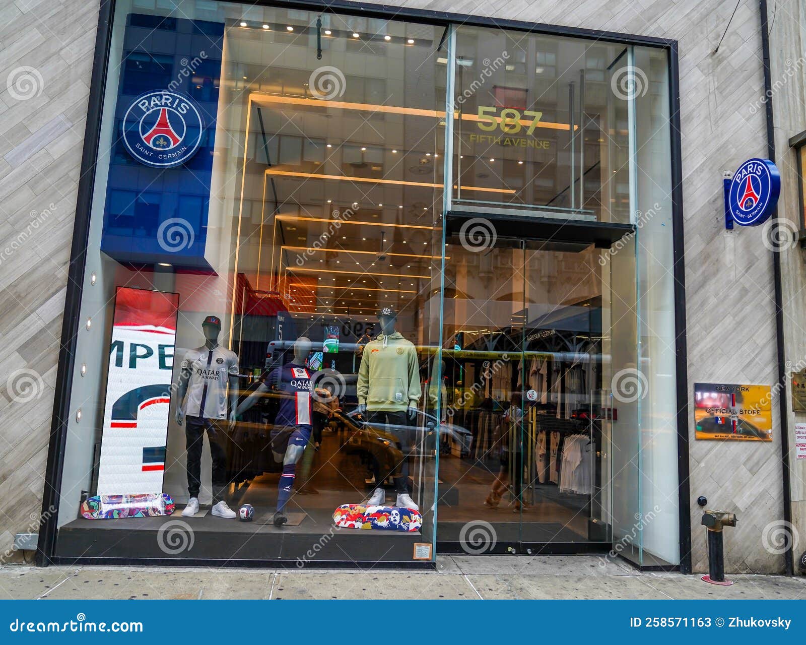 misdrijf vervoer tafereel The Official Paris Saint-Germain Flagship Store on 5th Avenue in New York  City Editorial Stock Photo - Image of jersey, saint: 258571163
