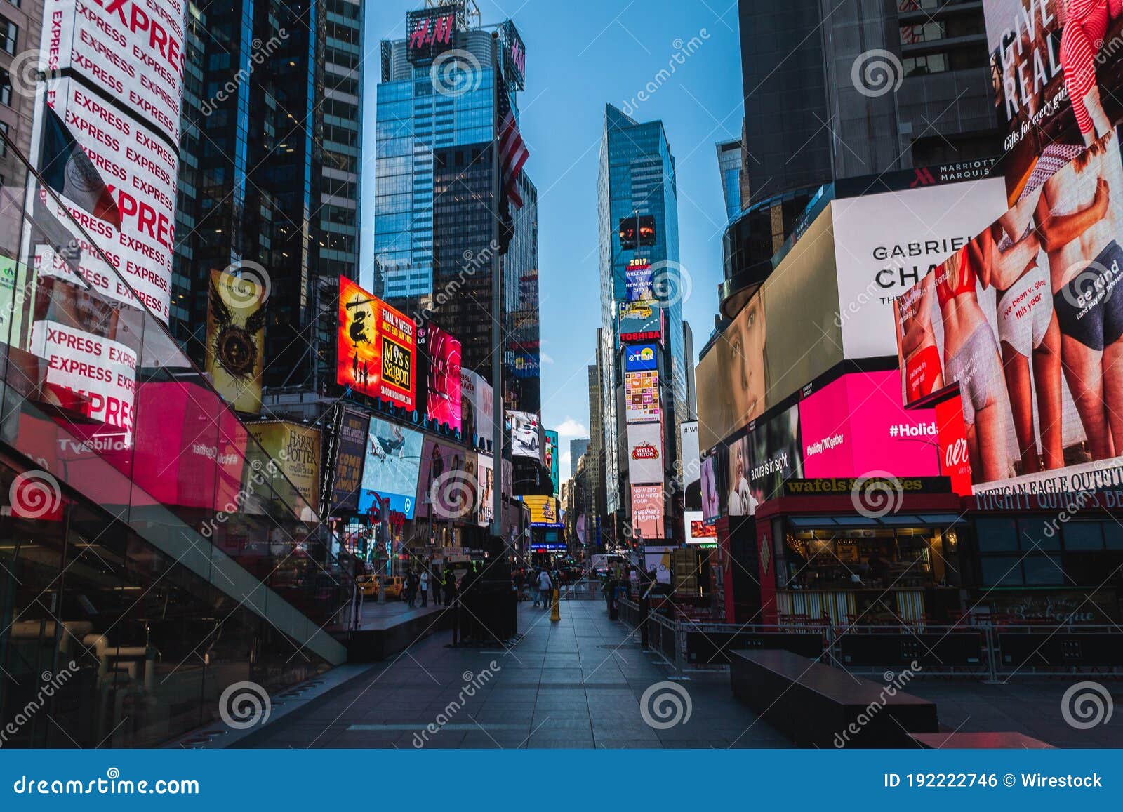 Desplazamiento Hacer la vida Ahora NEW YORK, UNITED STATES - Dec 11, 2017: Nueva York En Luces Editorial Photo  - Image of luces, people: 192222746