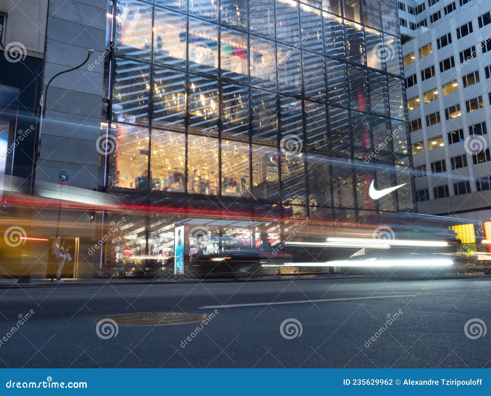 retirada Superior Perdóneme Image of the Nike Store Located on 5th Avenue. Editorial Photography -  Image of blurred, glass: 235629962