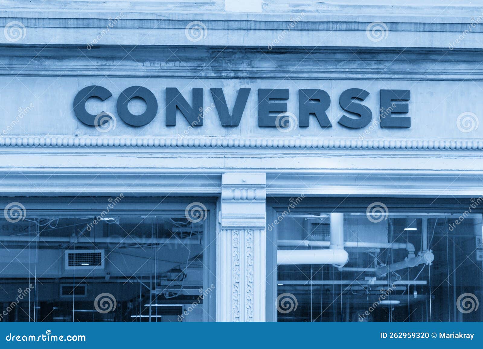 Kamp telt Men NEW YORK, USA - MAY 15, 2019: Converse Store Sign on the Wall Above the  Entrance in New York Editorial Image - Image of apparel, blue: 262959320