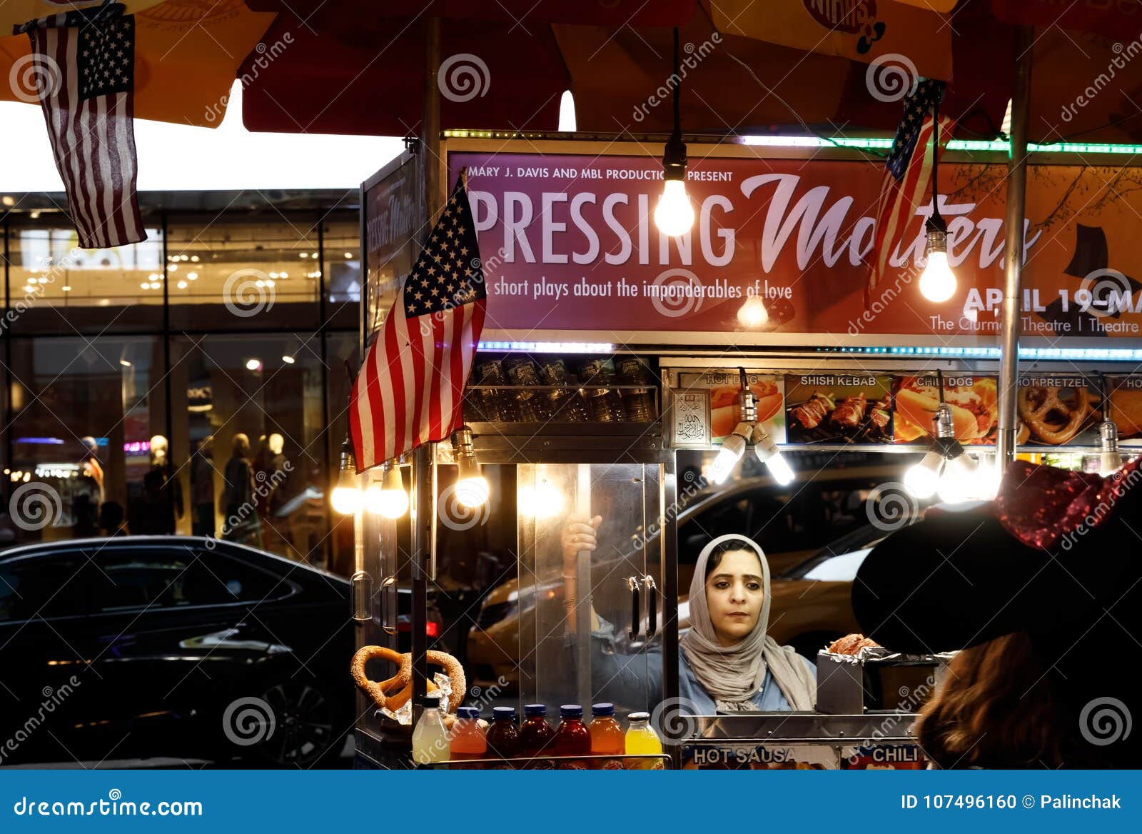 Manhattan street scene editorial image. Image of life - 107496160