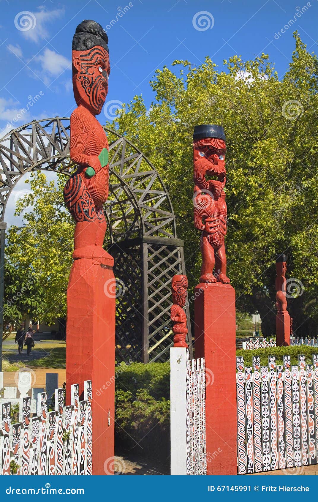 new-zealand-maori-fenz-entrance-to-public-government-garden-carvings-sculptures-rotorua-67145991.jpg