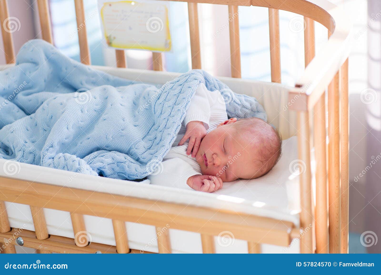 До скольки спят родители. Малыш в кроватке. Младенец в кроватке. Кроватка для новорожденного. Спящий малыш в кроватке.