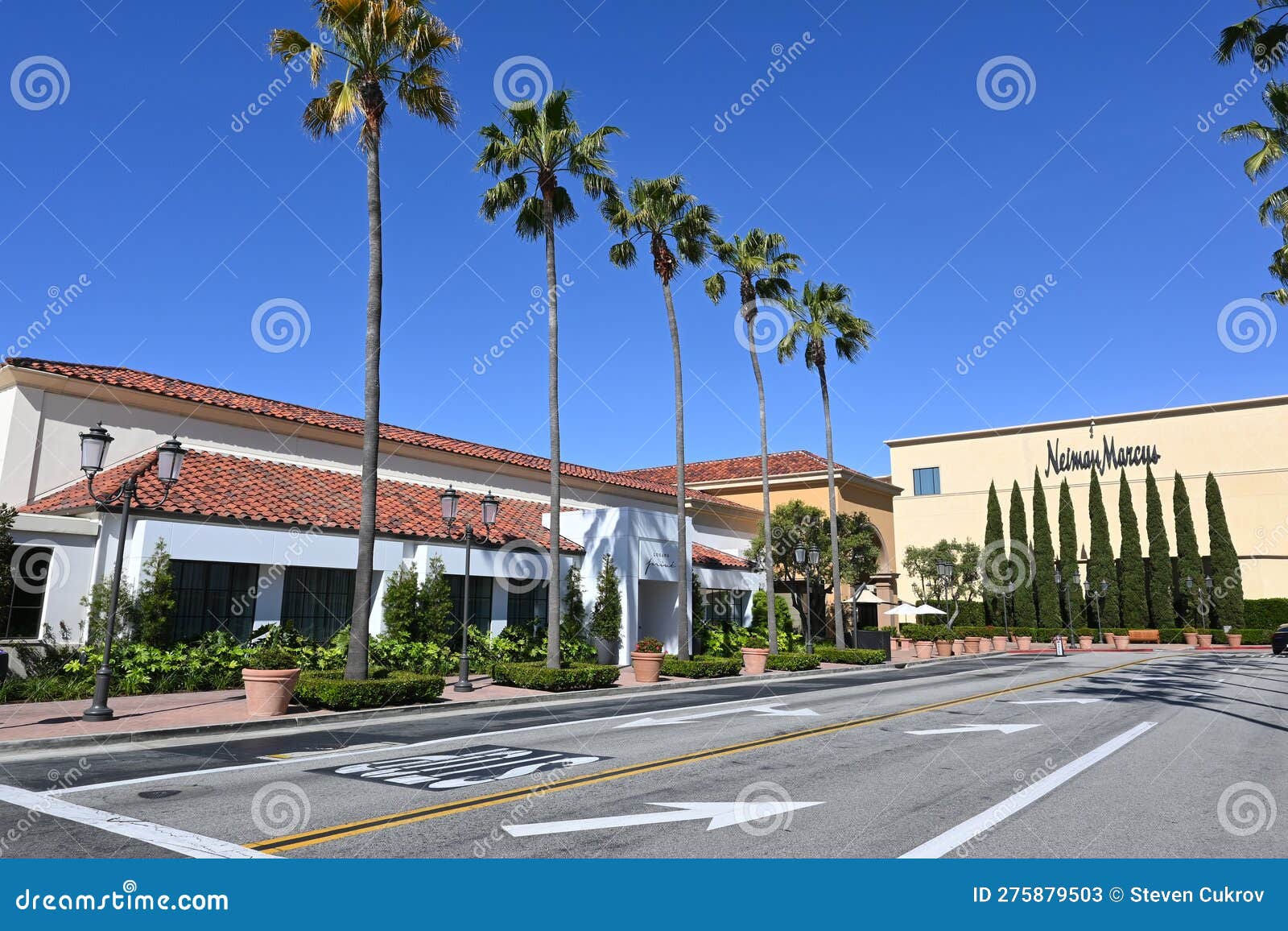 NEWPORT BEACH, CALIFORNIA - 22 APR 2023: Neiman Marcus and Lugano Prive in Fashion  Island Editorial Stock Photo - Image of outdoors, neiman: 275879503