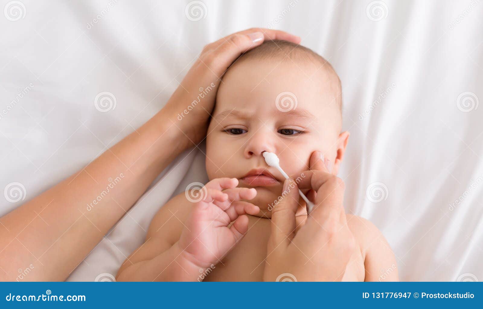 Nez De Bebe De Nettoyage De Mere Avec Le Tampon De Coton Image Stock Image Du Nourrisson Propre