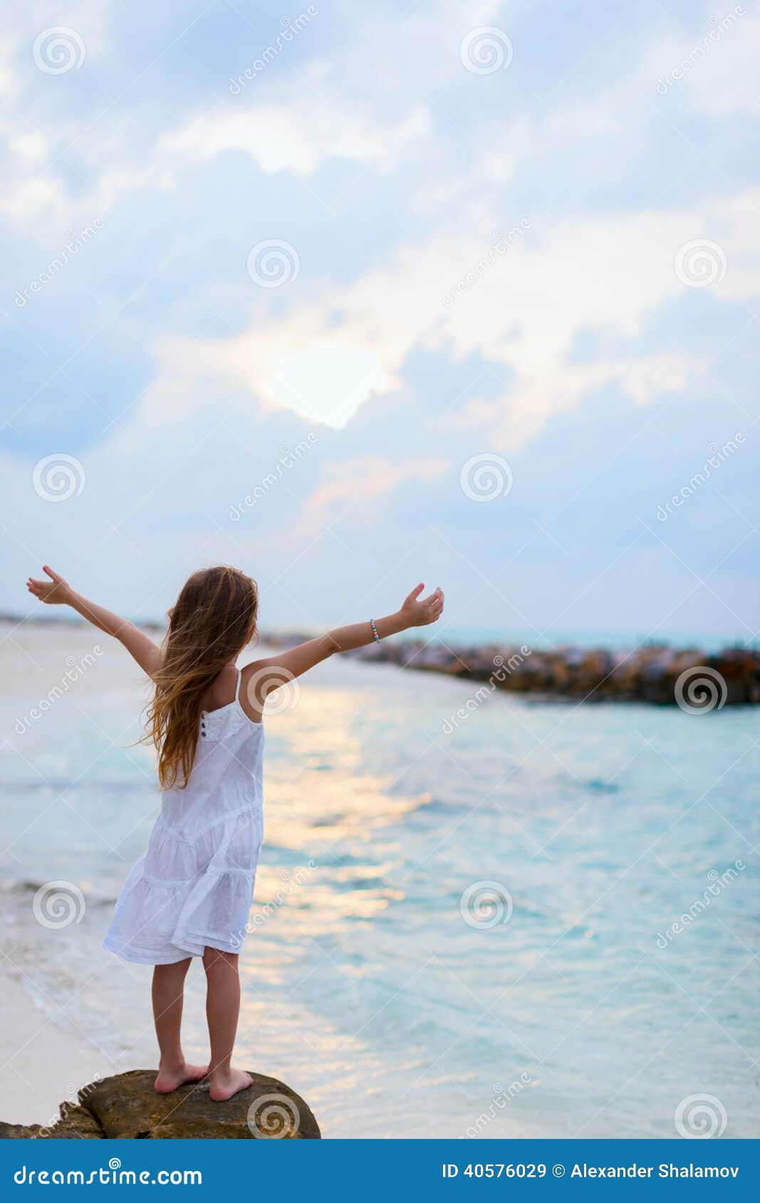 Niña adorable en la playa imagen de archivo. Imagen de muchacha - 40576029