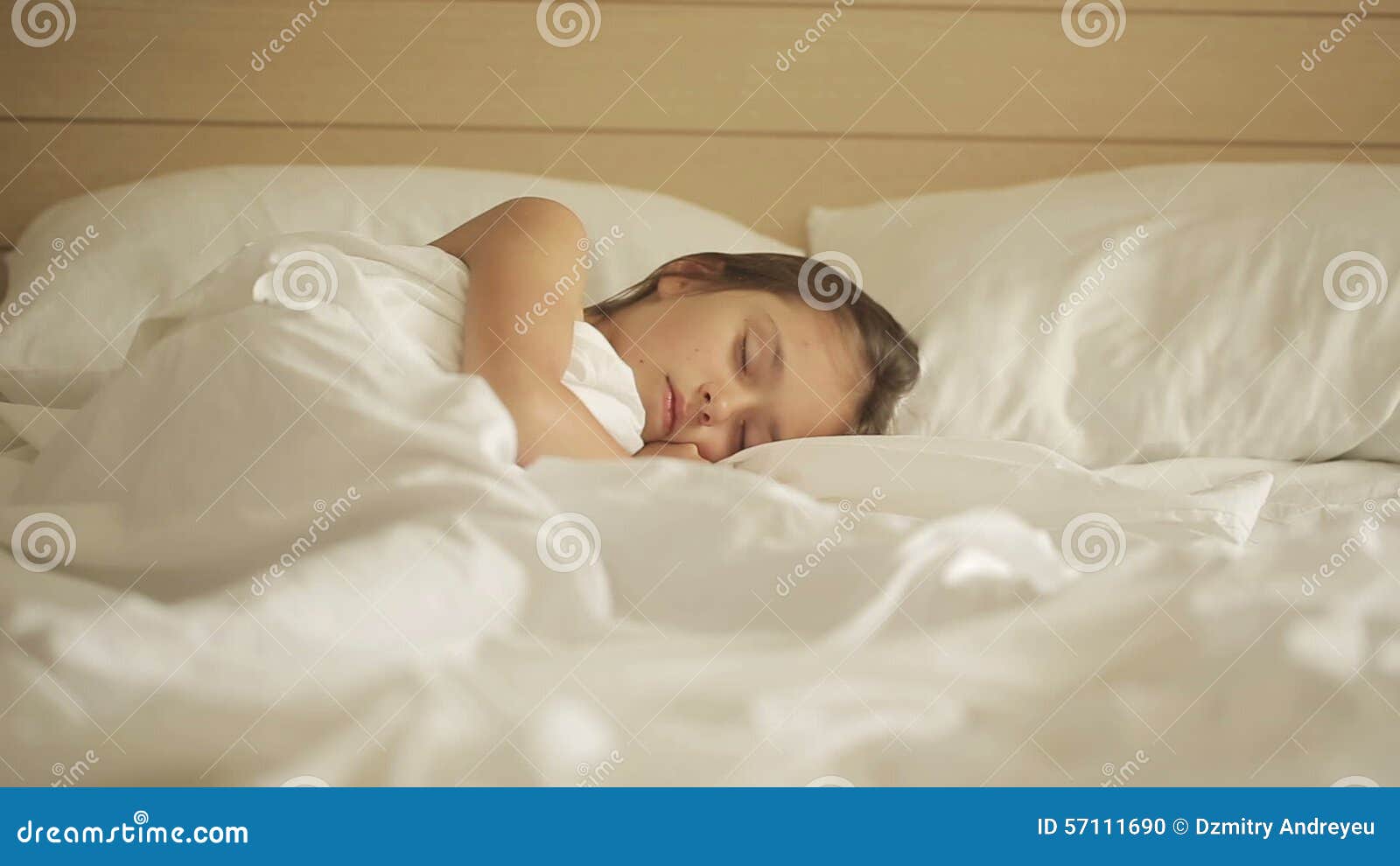 Спящую дочь на кровати