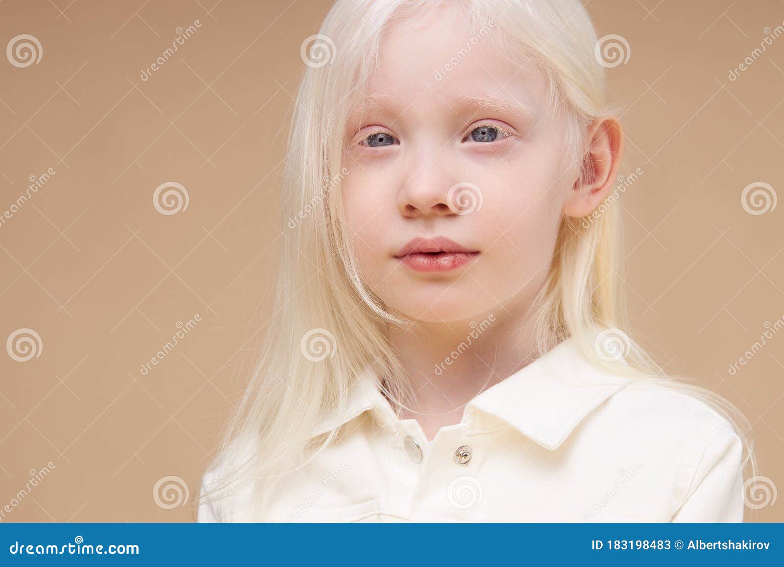 Niña Albina Con Piel Blanca Y Cabello Blanco Aislado Imagen de archivo -  Imagen de hermoso, gris: 183198483