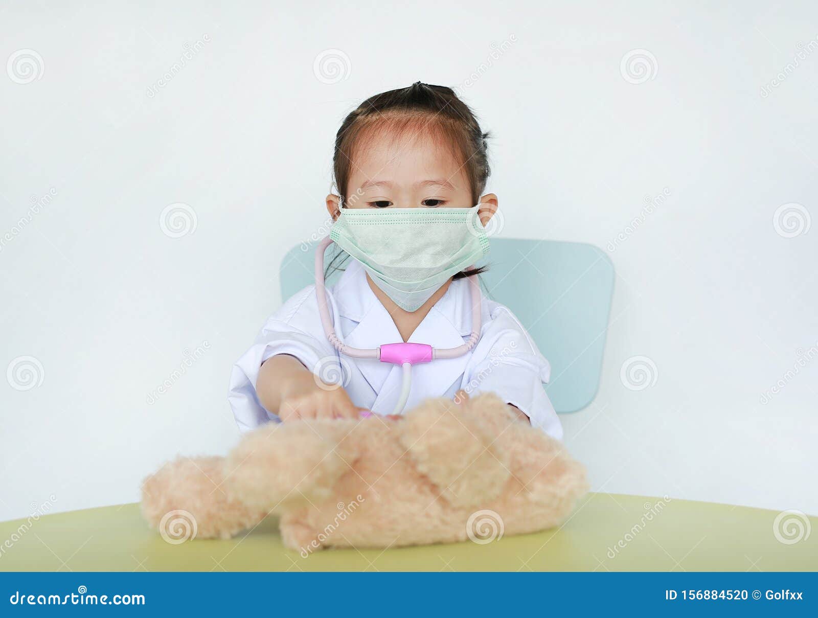 Niña Asiática Con Mascarilla Protegida Juega Al Médico Con Su Muñeca De Oso Foto de archivo - Imagen de japonés, medicina: 156884520