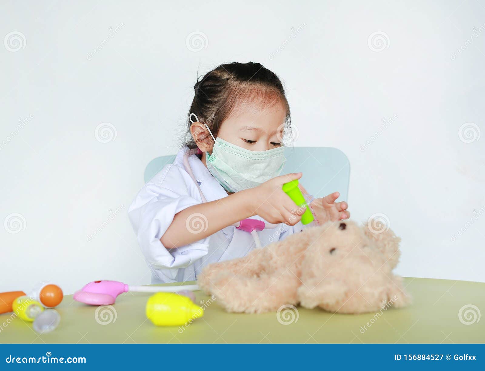 Niña Asiática Con Mascarilla Protegida Juega Al Médico Con Su Muñeca De Oso Imagen de archivo - Imagen de mascarilla, asiática: 156884527