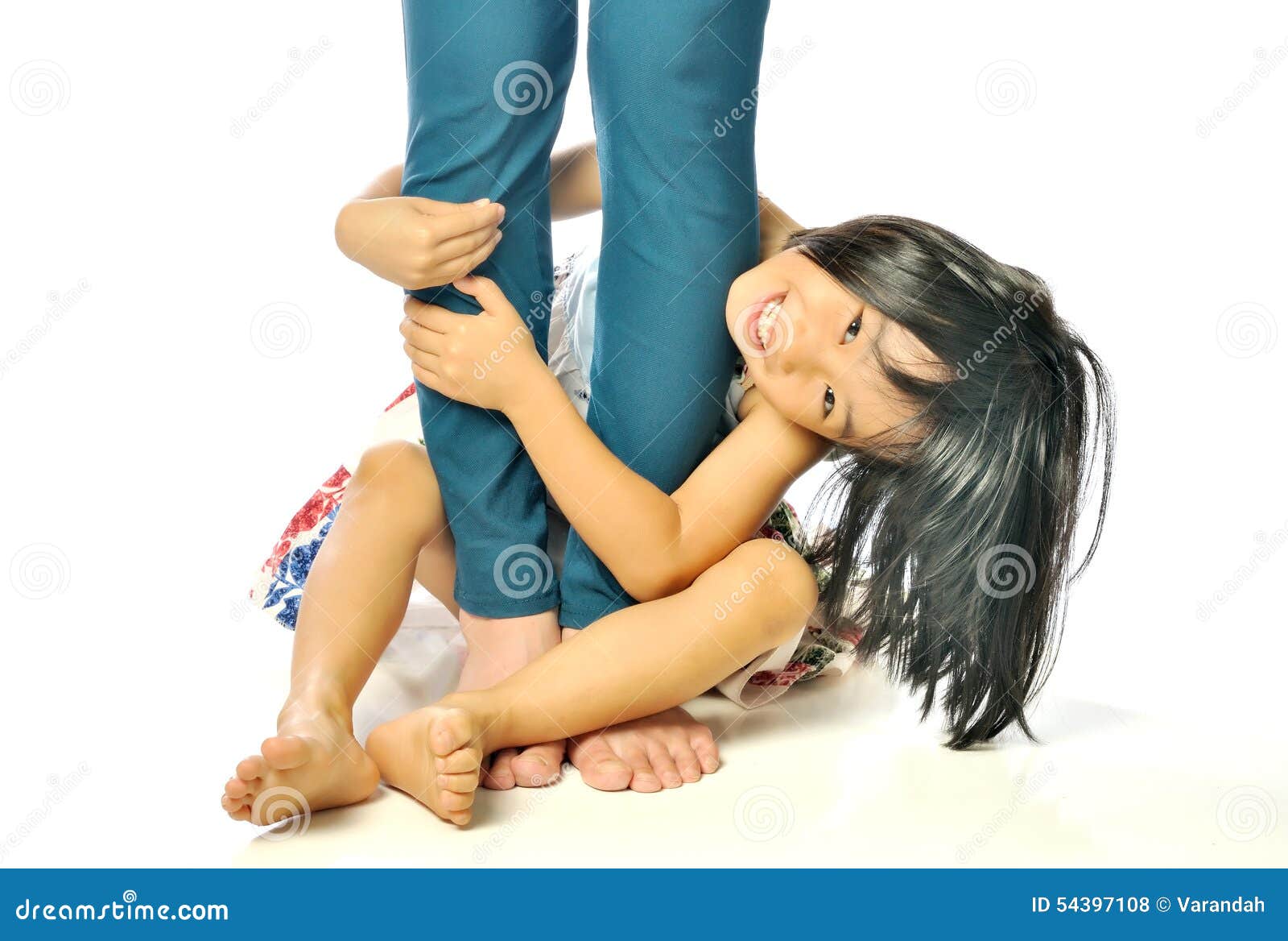 Девушка обнимает ноги. Ребенок обнимает за ногу. Девочка обняла ногами. Обнимает за ноги. Девочка обнимает за ногу мамы.