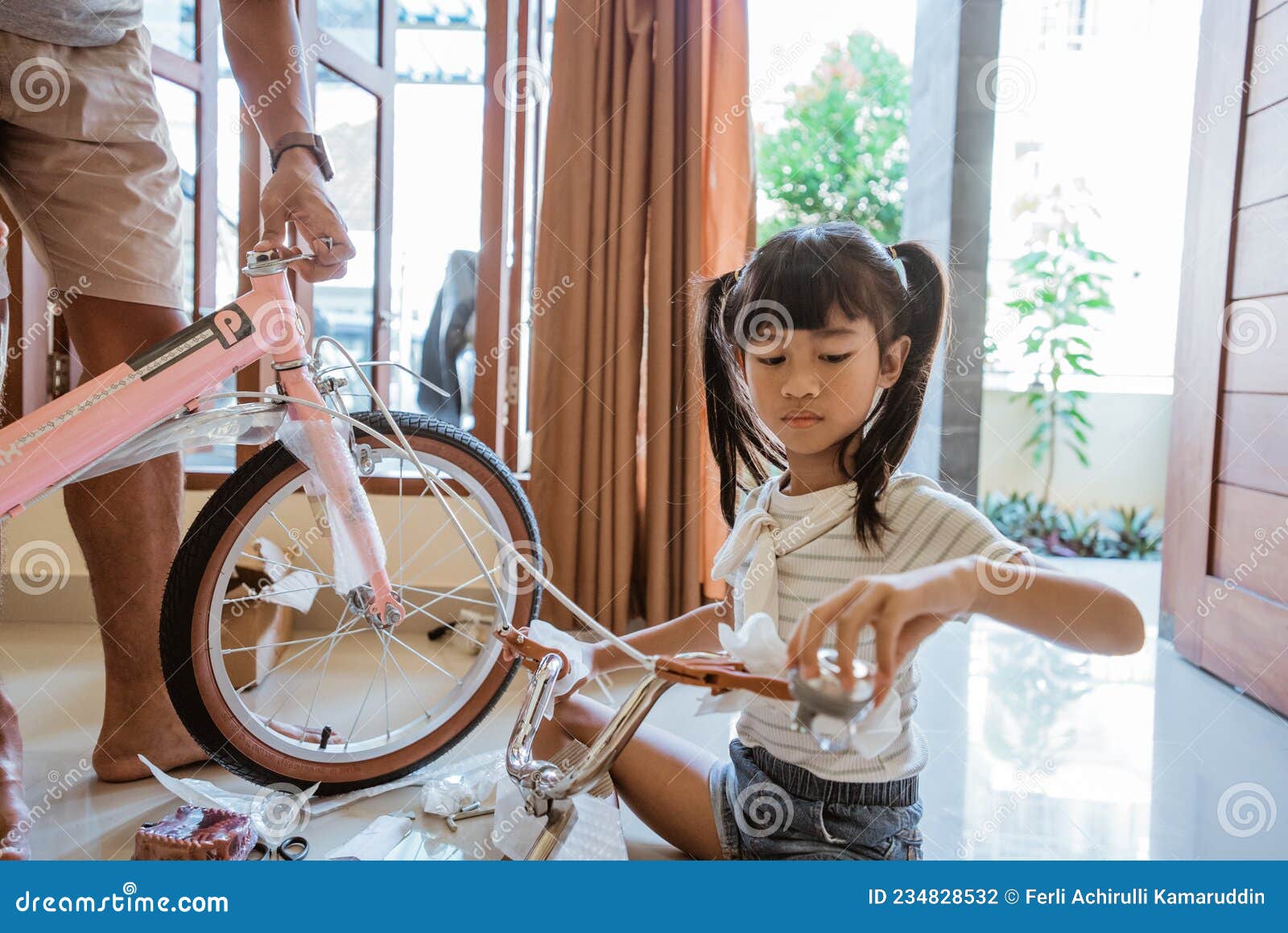 Niña Asiática Sostiene Nuevos Mini-manillares De Bicicleta Sin Ensamblar  Foto de archivo - Imagen de tenencia, casero: 234828532