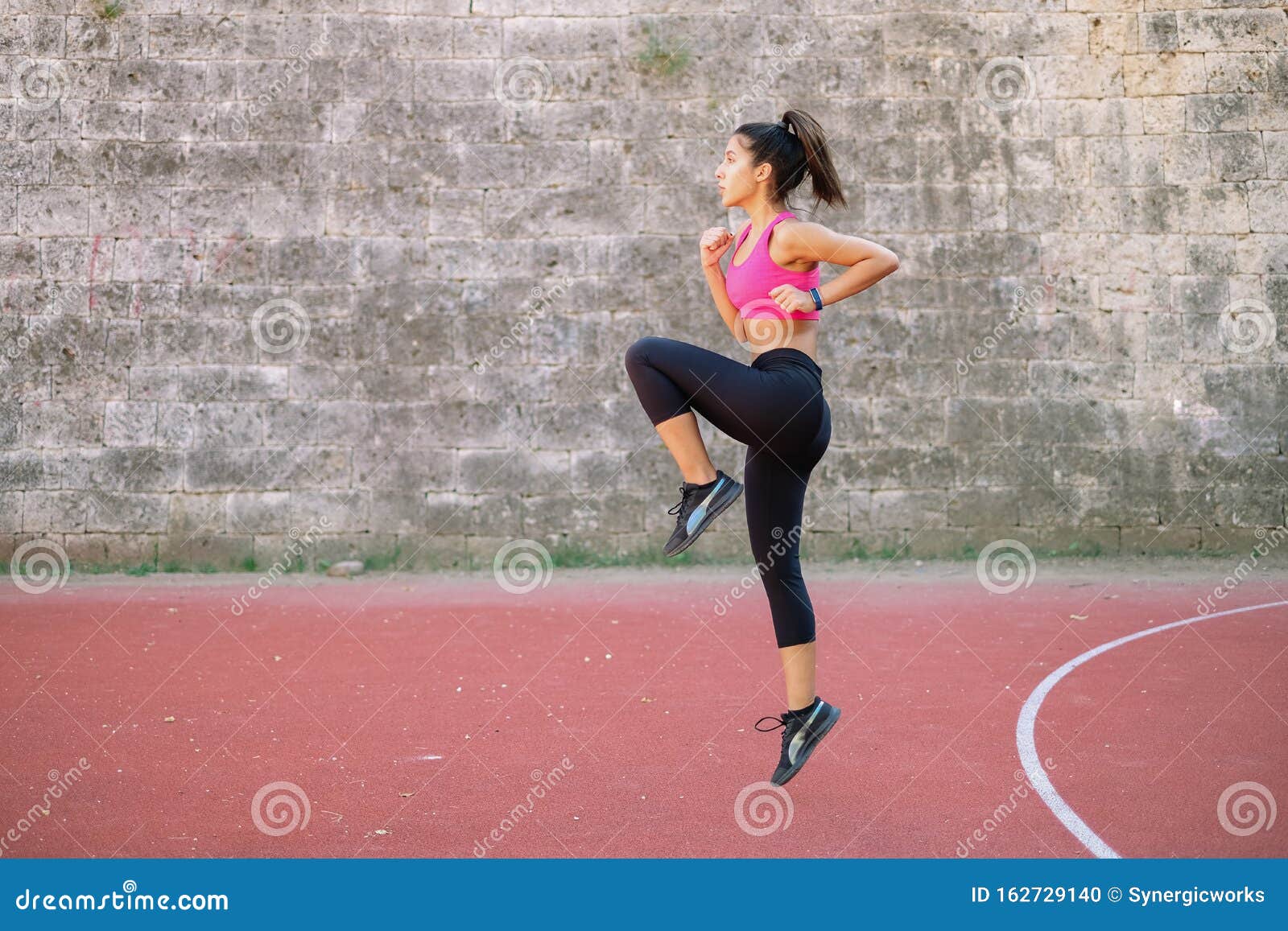 Niña Atleta Saltando Alta Y Levantándose Foto de archivo - Imagen de ajuste, ejercicio: