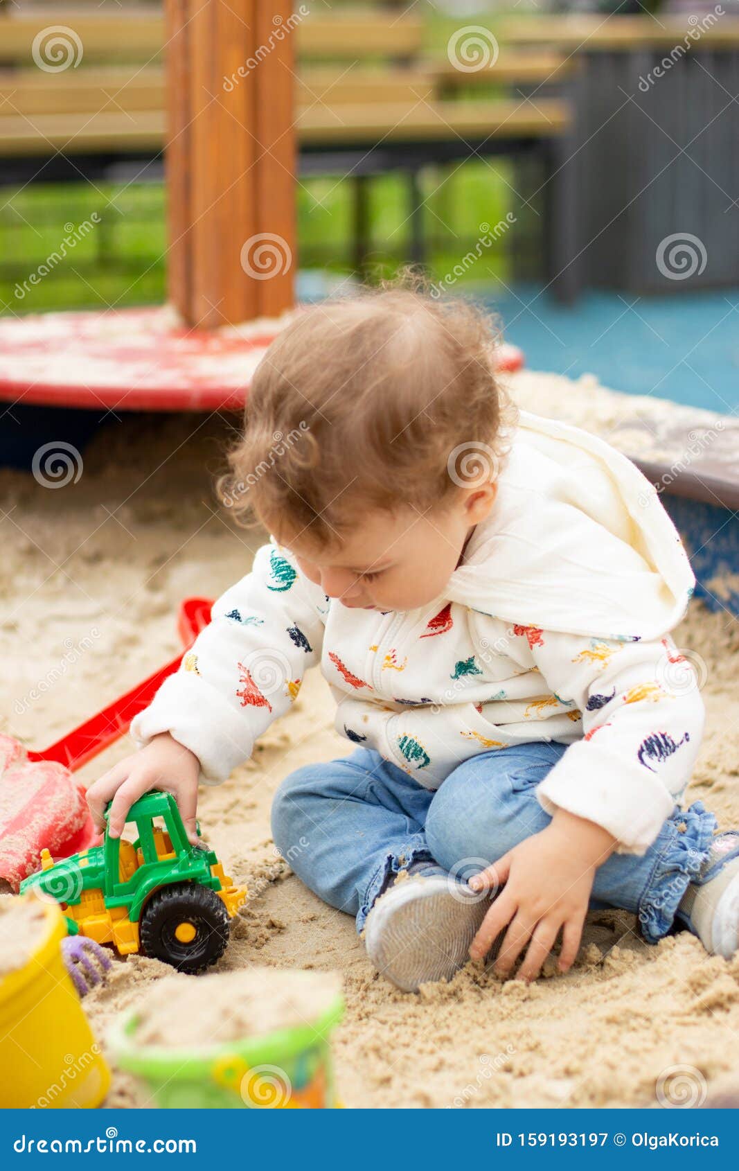 Niña Bebé Con Capucha Blanca Y Jeans Juega Con Un Tractor De Juguete. Feliz Niño Caucásico De 1 Año En Un Retrato Vertical Imagen de archivo - Imagen de tractor, caucásico: 159193197