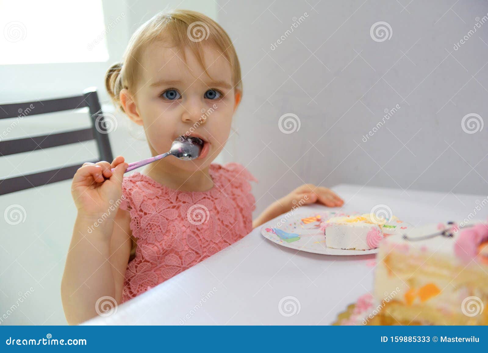 Niña Bebé De 1 Año Comiendo Pastel De Cumpleaños En La Habitación. Fiesta De Cumpleaños. Infancia Imagen de archivo - Imagen de bebé, comiendo: 159885333