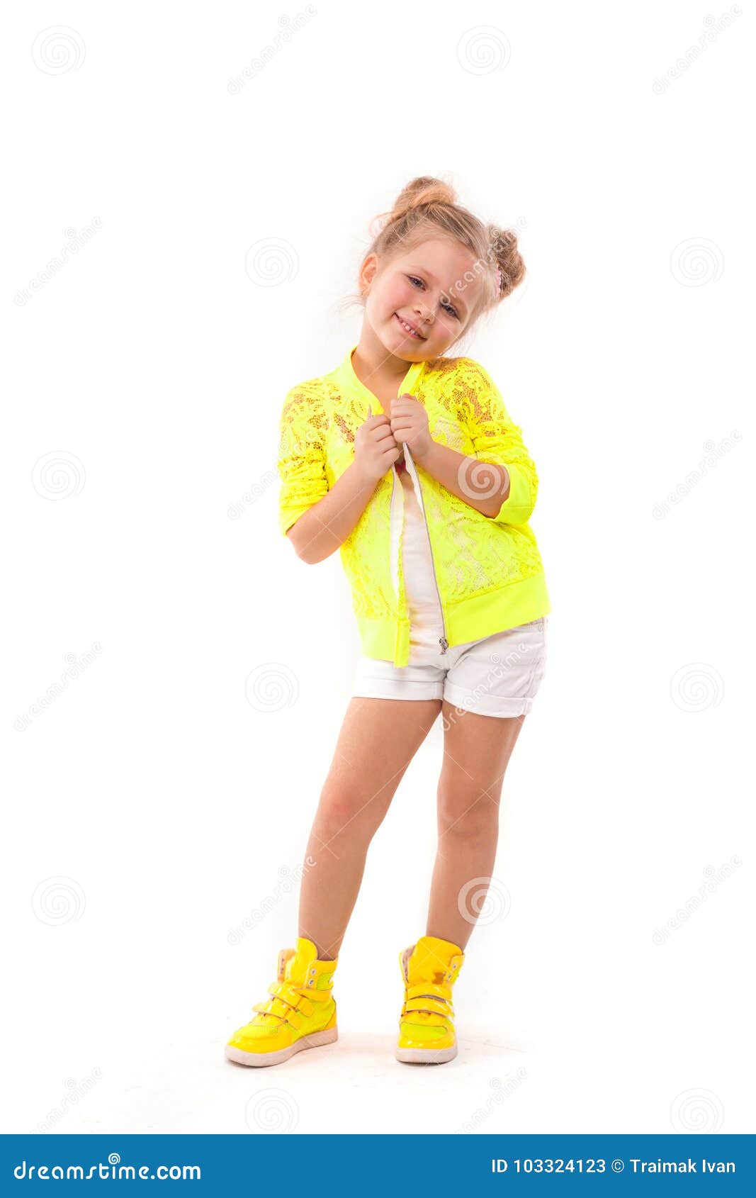Niña Bonita En Camisa Amarilla, Los Pantalones Cortos Blancos Y Las Botas  Amarillas Imagen de archivo - Imagen de retrato, estilo: 103324123