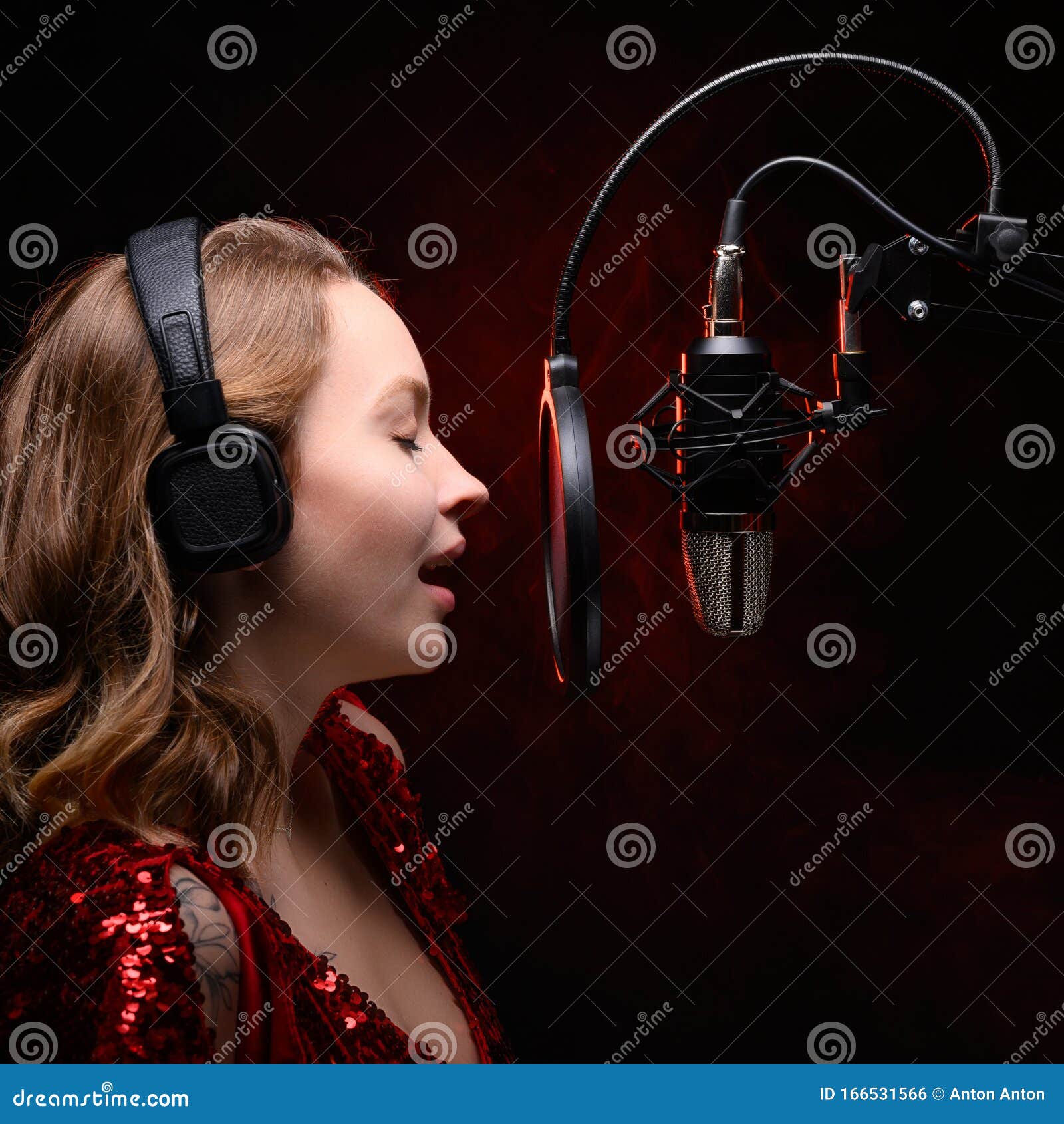 Niña Canta En Un Micrófono De Estudio En Un Estudio De Grabación Foto  Cuadrada Para Instagram Imagen de archivo - Imagen de estéreo, estrella:  166531571