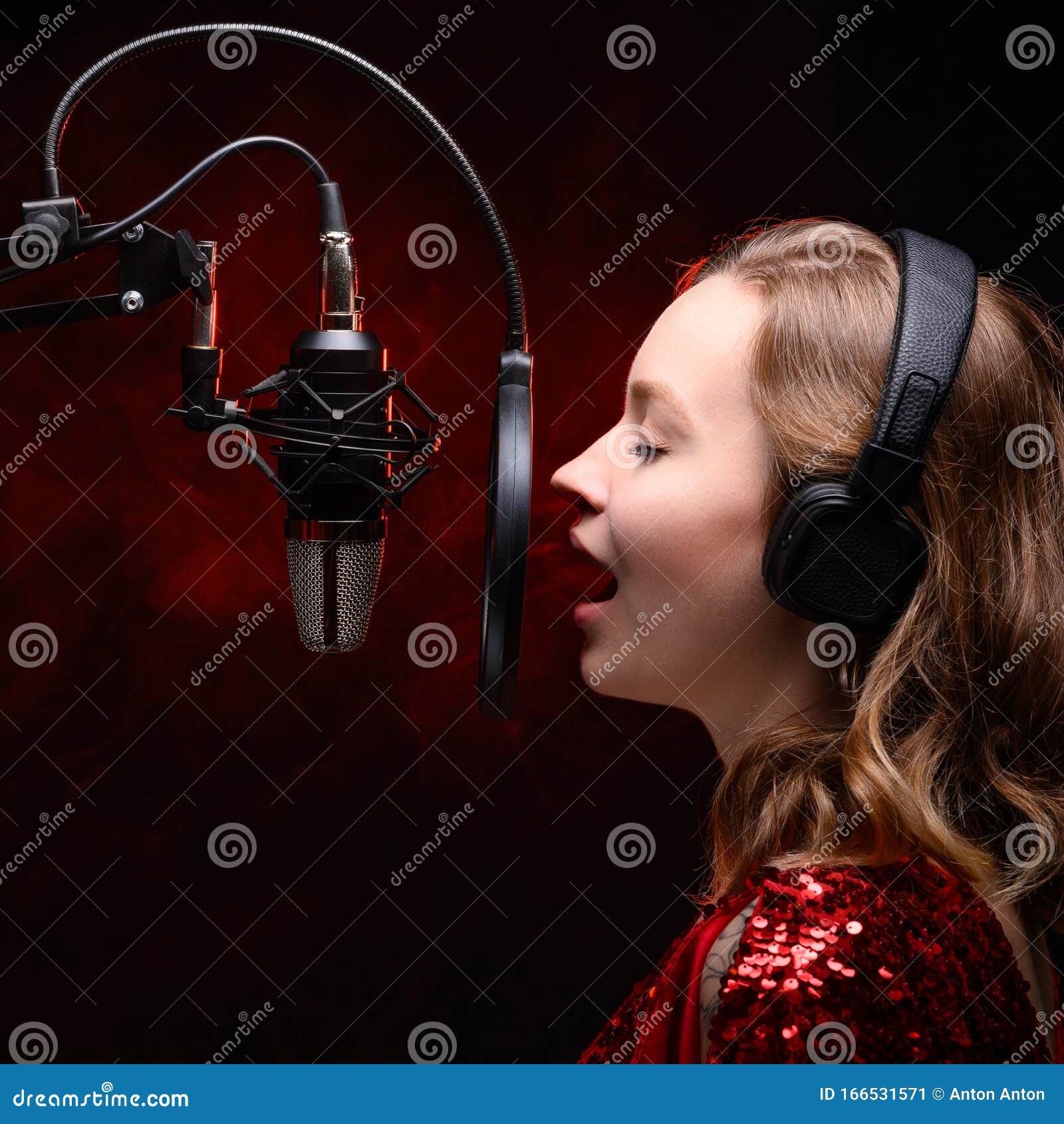 Niña Canta En Un Micrófono De Estudio En Un Estudio De Grabación Foto  Cuadrada Para Instagram Imagen de archivo - Imagen de estéreo, estrella:  166531571