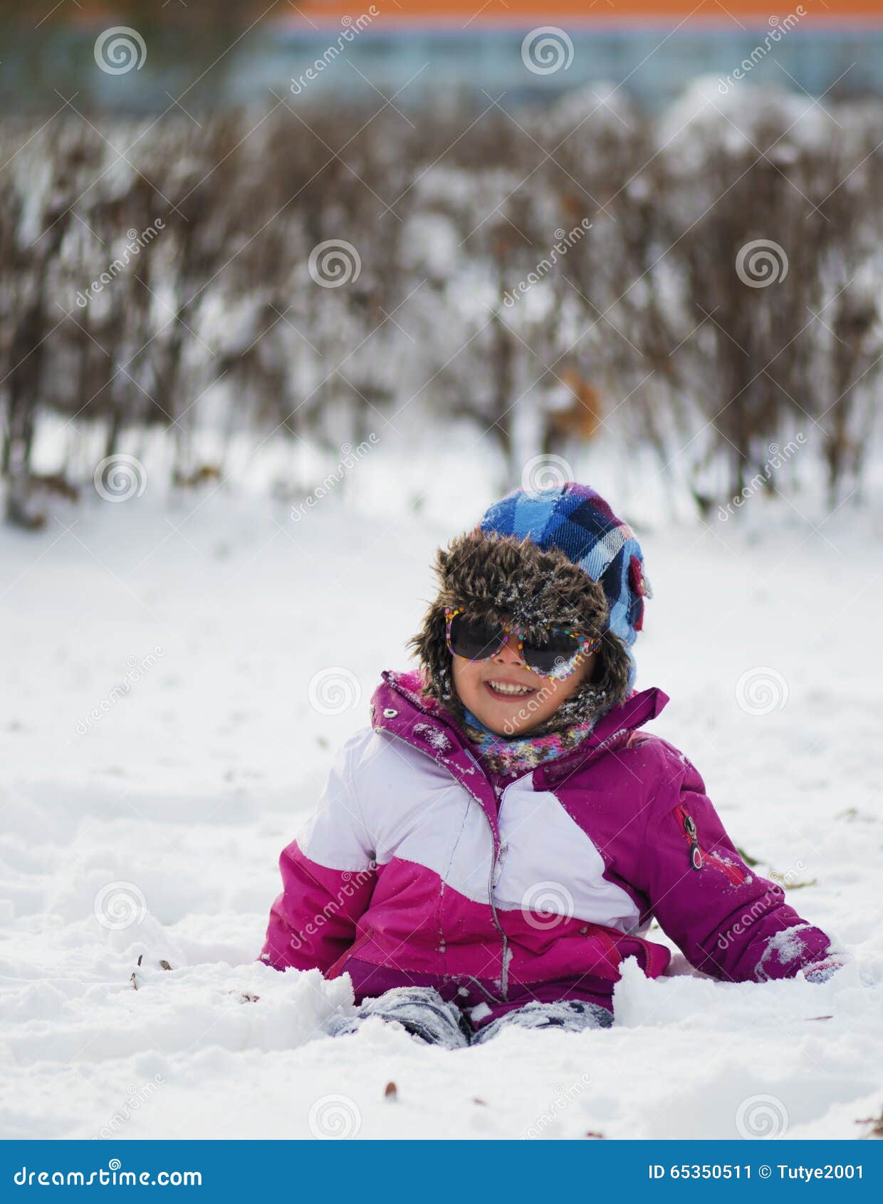 Niña Caucásica En La Ropa Y Las Gafas De Sol Del Invierno Que