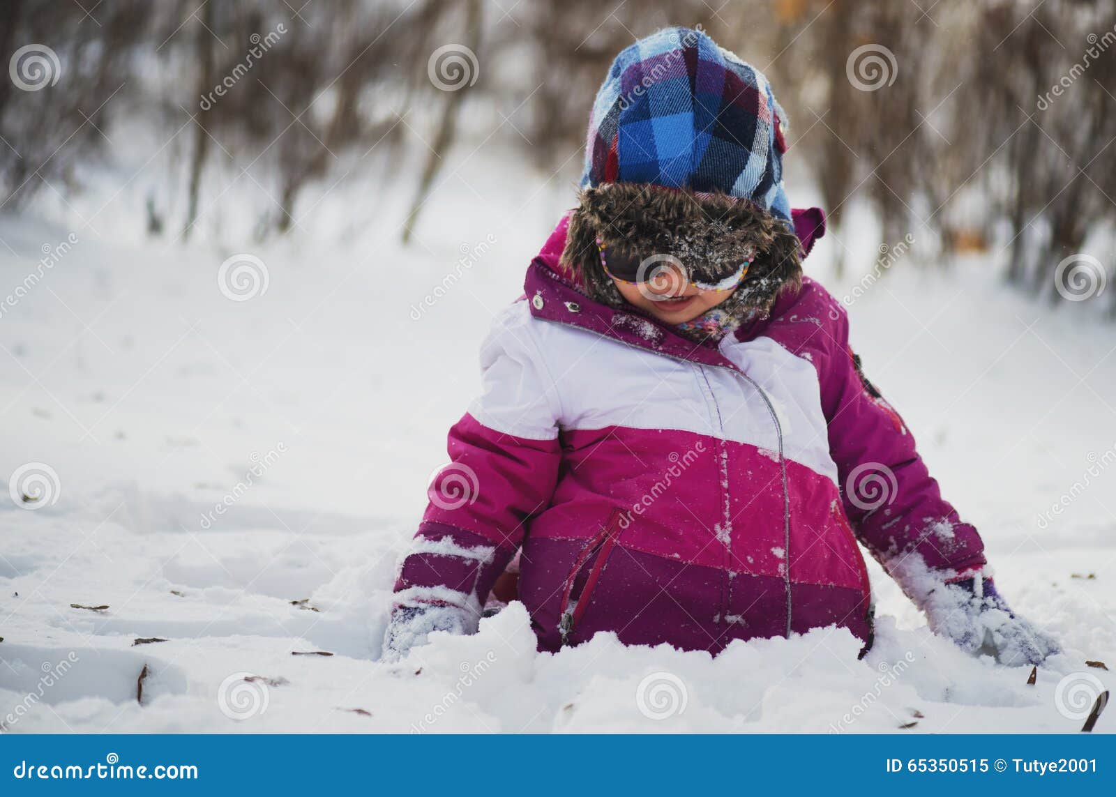 Niña Caucásica En La Ropa Y Las Gafas De Sol Del Invierno Que