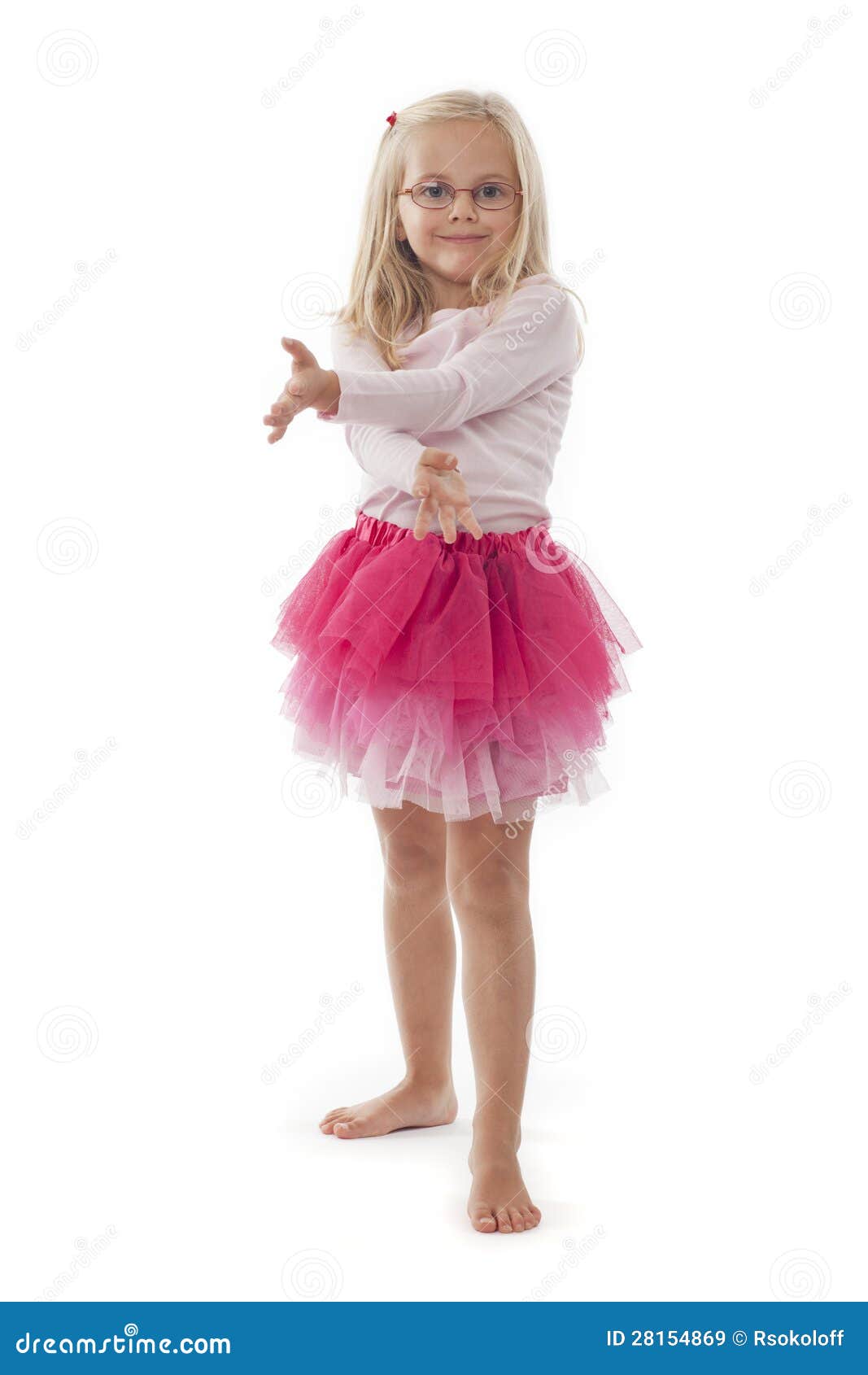 Una niña en un tutu rosa con botas rosa paseos a lo largo de Fotografía de  stock - Alamy