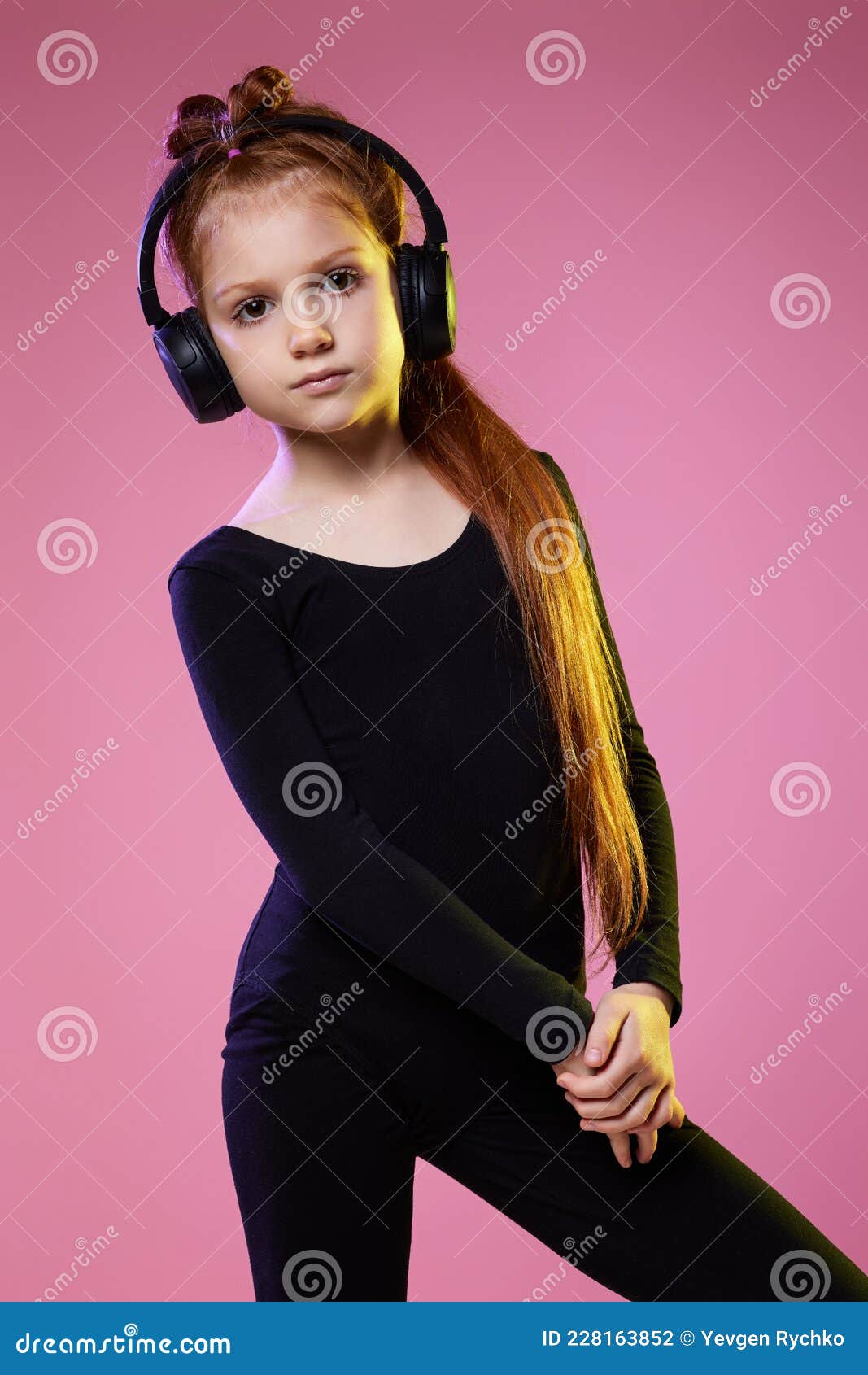 Niña Con Gafas De Sol Y Audífonos Escuchando Música Foto de archivo -  Imagen de cara, fondo: 228163852