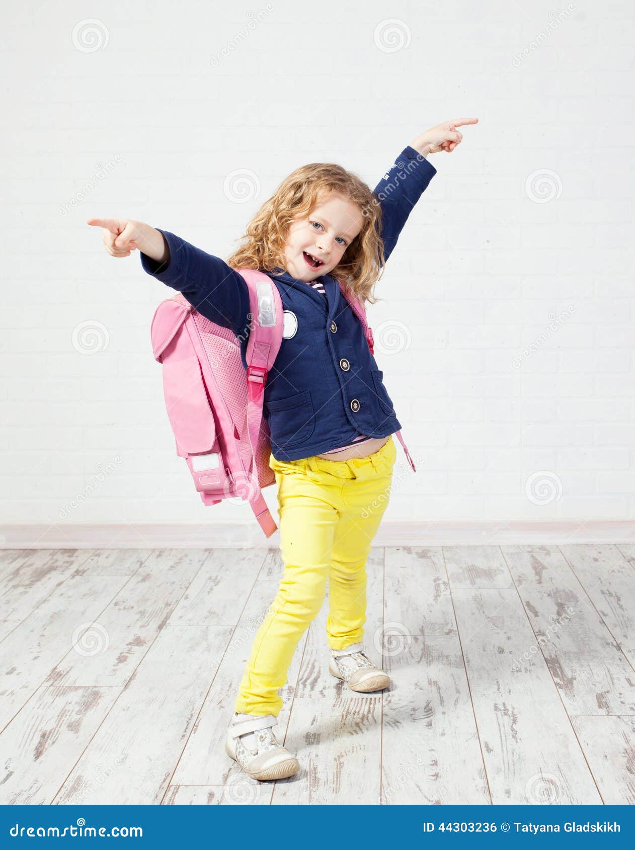 Niña con la cartera foto de archivo. Imagen de alegre - 44303236