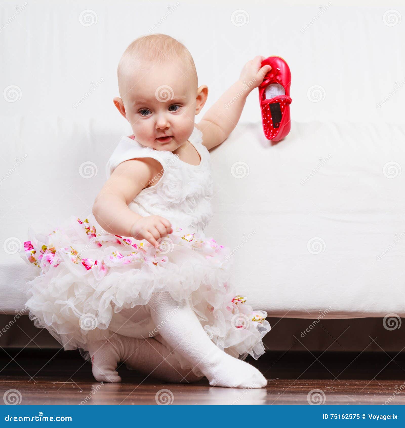 Gracia Insatisfactorio tetraedro Niña con los zapatos rojos imagen de archivo. Imagen de arrastre - 75162575