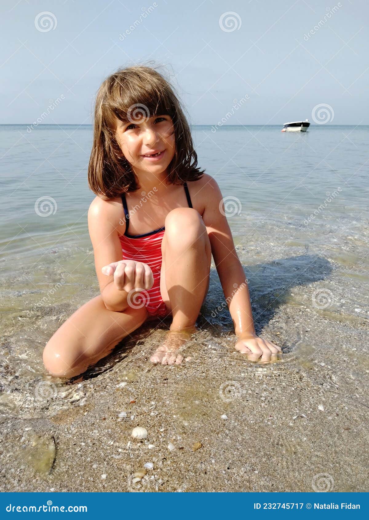 Niña nadadora de niños en un traje de baño rojo en el fondo: fotografía de  stock © lacheev #133774890