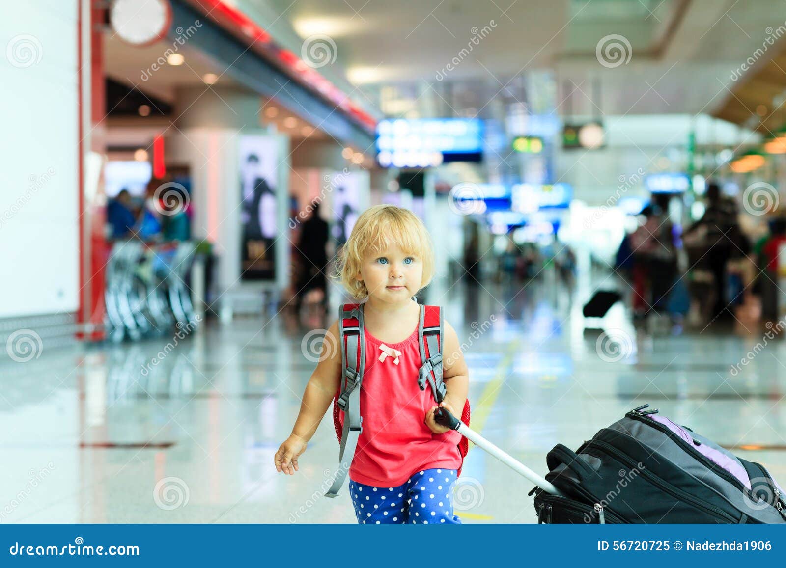 Niña Con Viaje De La Maleta En El Aeropuerto Imagen de archivo - Imagen de  persona, recorrido: 57823927