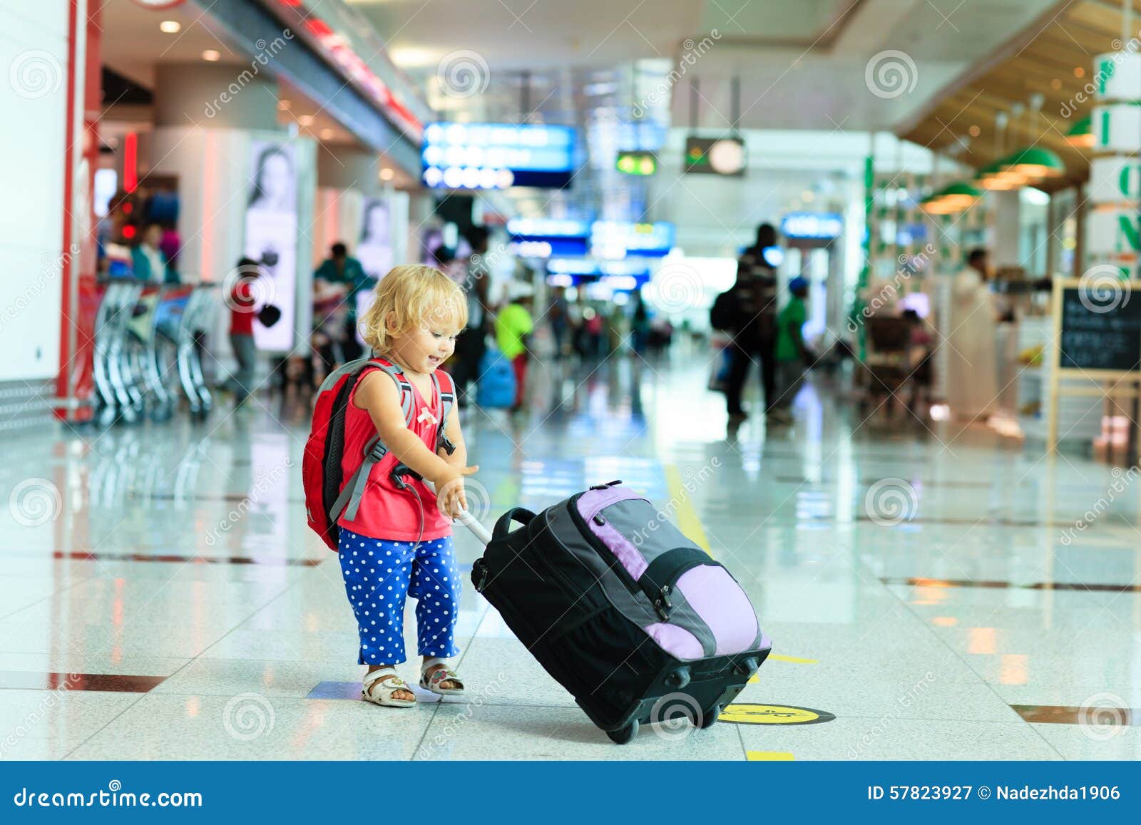 Niña Con Viaje De La Maleta En El Aeropuerto Imagen de archivo - Imagen de  persona, recorrido: 57823927
