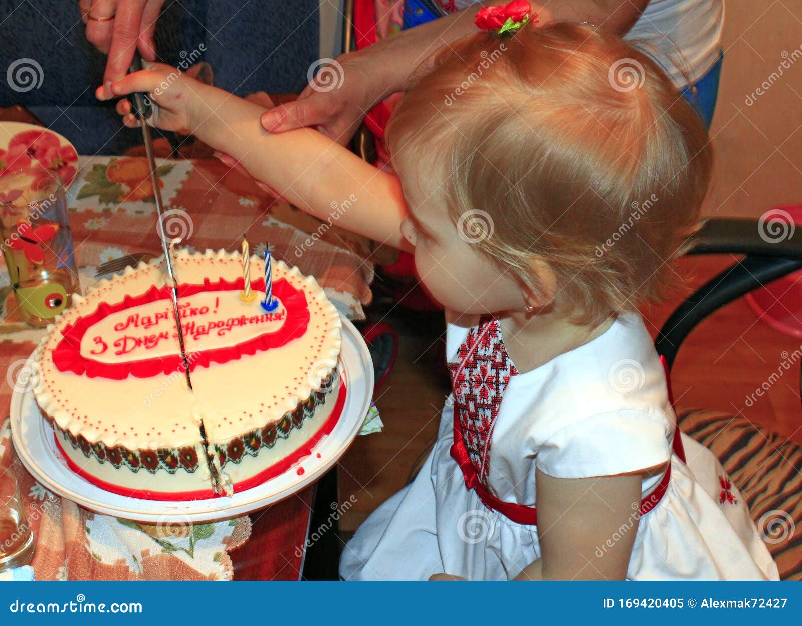 Niña Corta Torta De Cumpleaños Con Madre Imagen de archivo - Imagen de  bebé, sabroso: 169420405