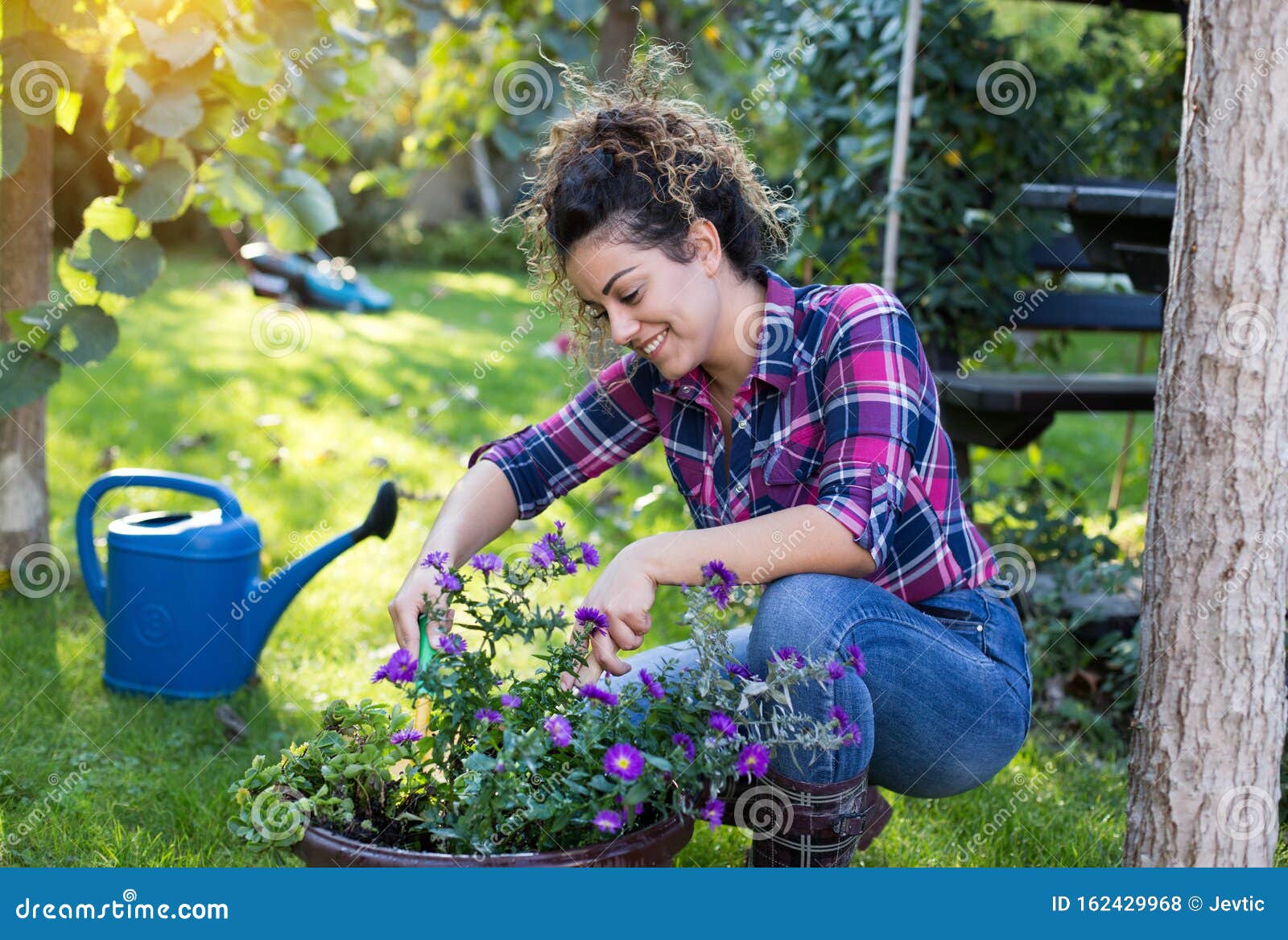 Niña Cuidando Plantas En El Jardín Foto de archivo - Imagen de tenencia, crecimiento: 162429968 Niña Cuidando Plantas En El Jardín Foto de archivo - Imagen de tenencia, crecimiento: 162429968