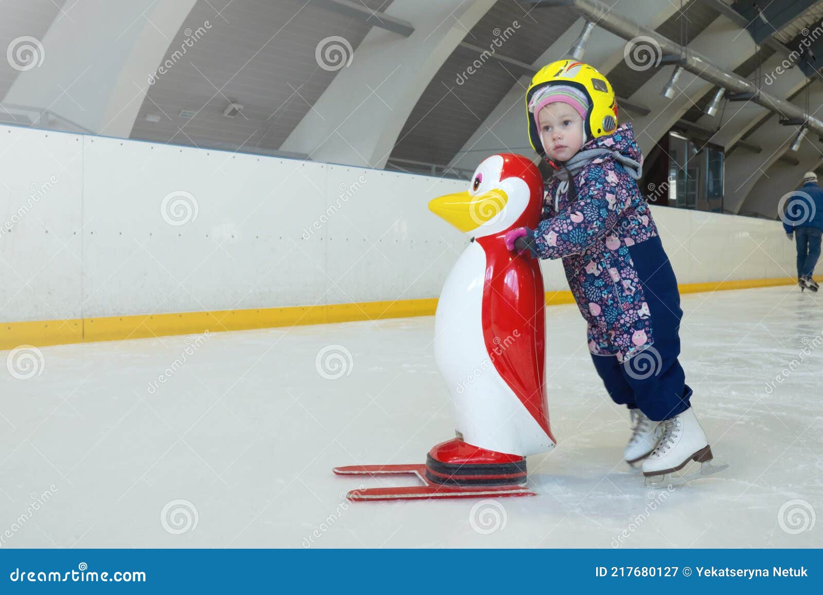 Esta niña de 3 años pisa el hielo y conquista al público con su número de patinaje  artístico