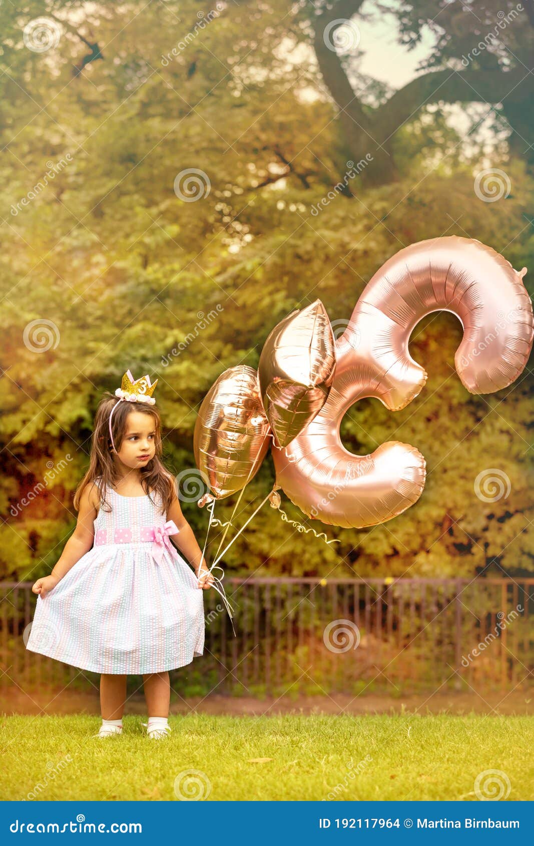 Niña De 3 Años De Edad Con Sus Globos Al Aire Libre Foto de archivo -  Imagen de cierre, hermoso: 192117964