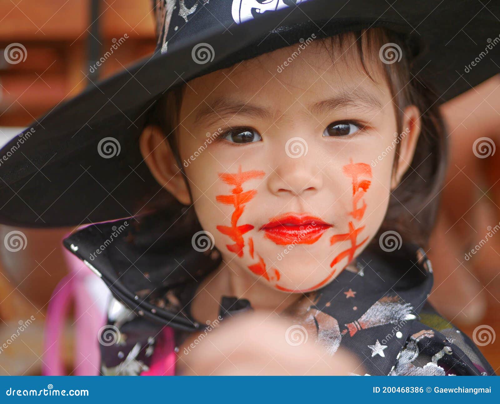 Nina De 3 Anos Esta Contenta Con Su Maquillaje De Halloween Y Finge Ser Una Bruja Poderosa Foto De Archivo Imagen De Aprenda Kindergarten 200468386