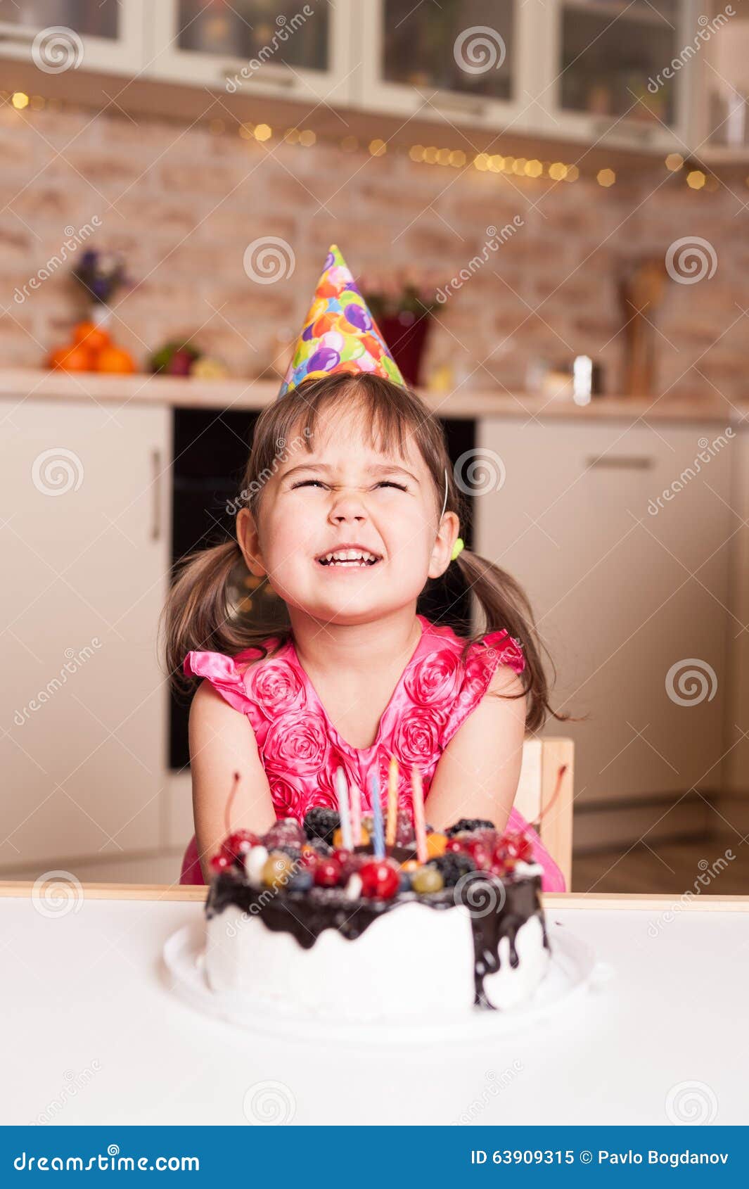 Niña feliz y sorprendida celebra su cumpleaños decoración de